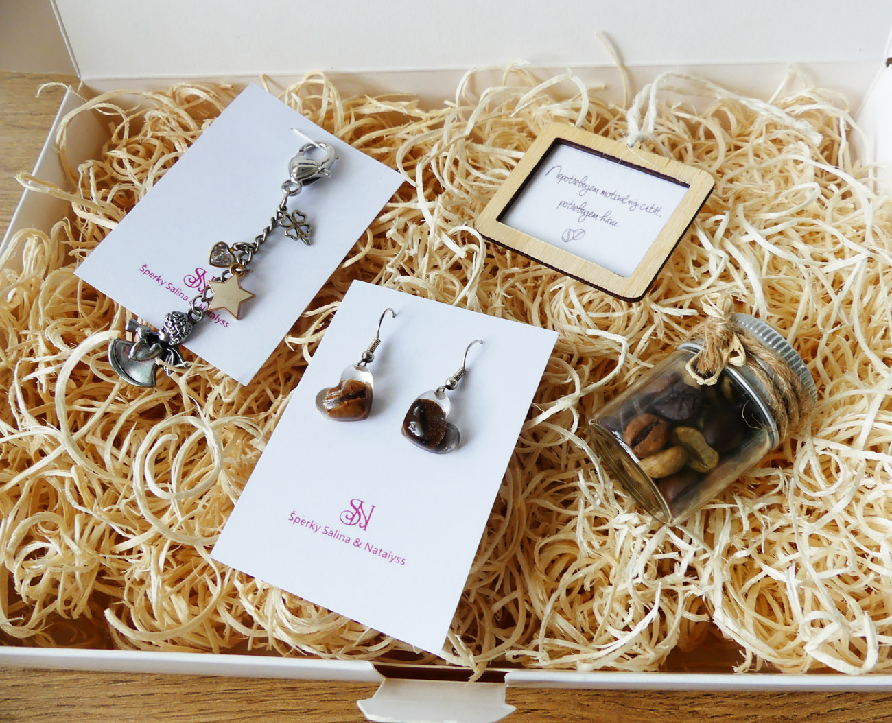 Handmade darčekový box pre kávičkárku s kľúčenkou, náušnicami a citátom
