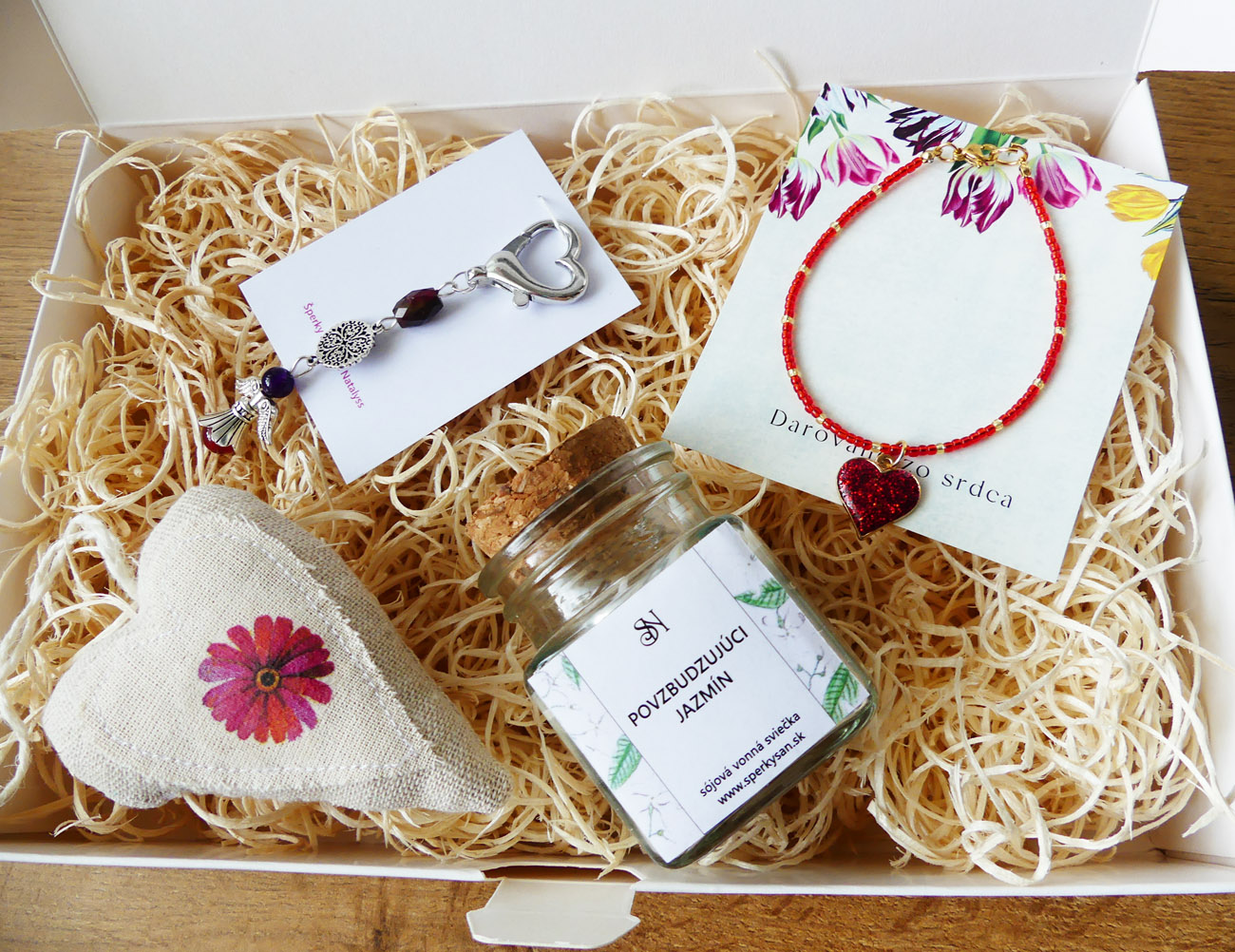 Handmade darčekový box s kľúčenkou, náramkom a sviečkou a dekoráciou