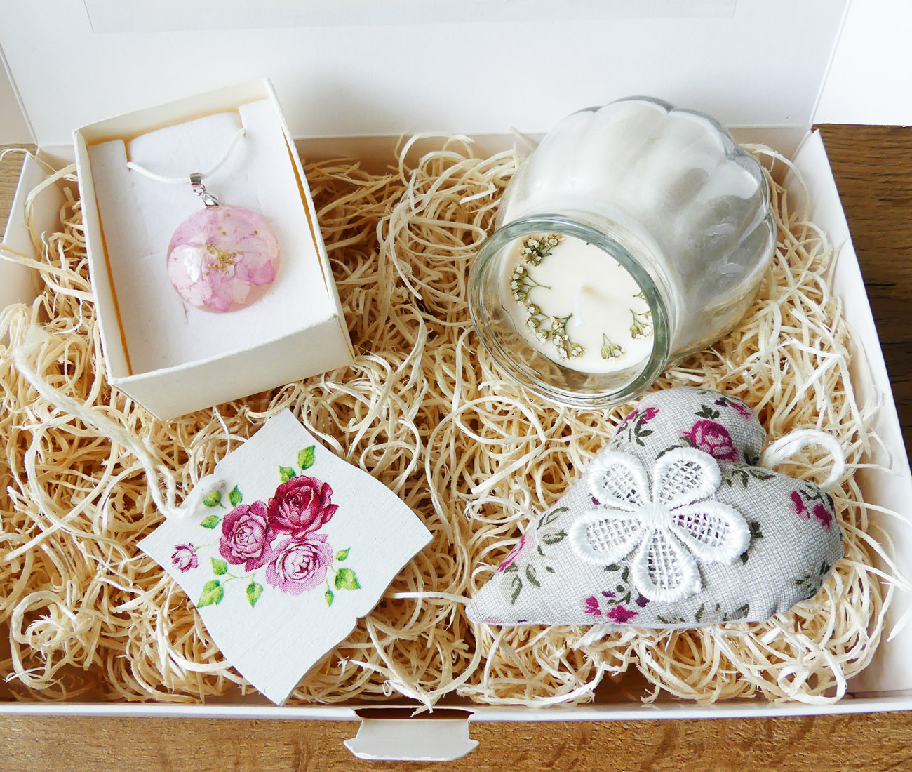Handmade darčekový box s príveskom, sviečkou a dekoráciami