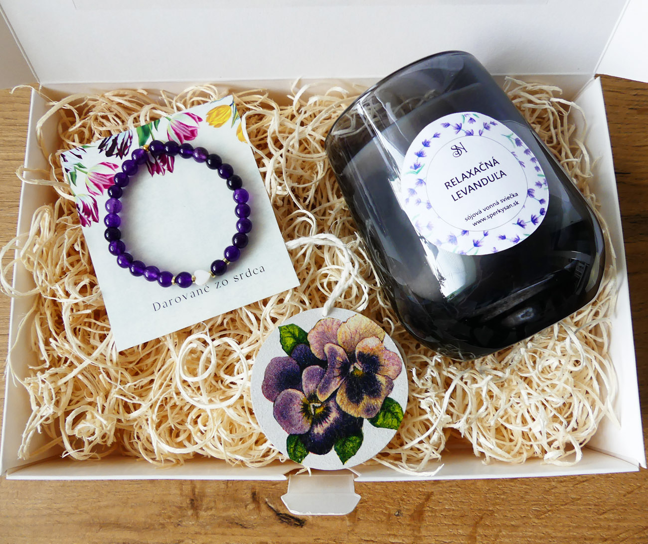 Handmade fialový darčekový box s náramkom, sviečkou a dekoráciou