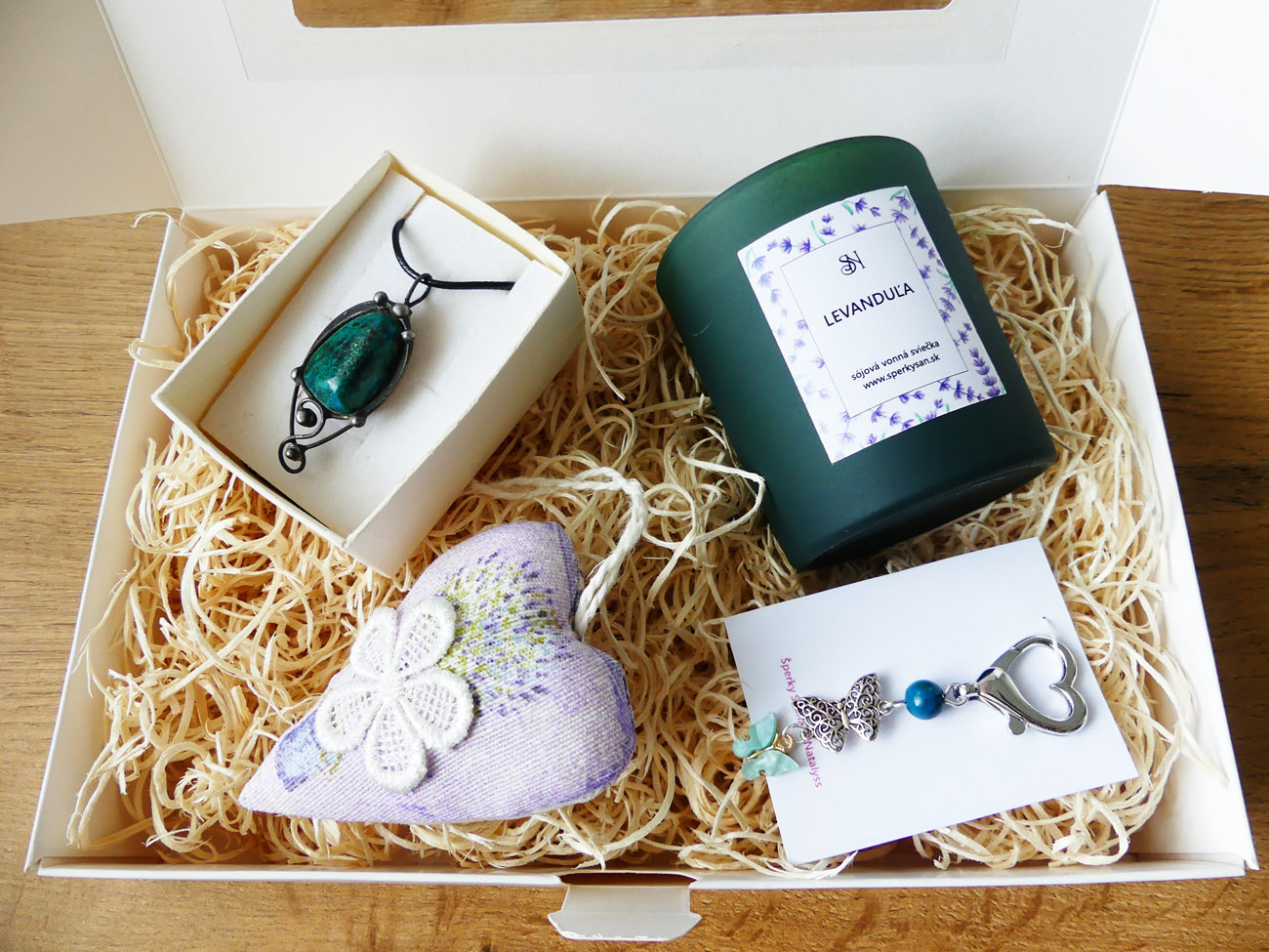 Handmade smaragdový darčekový box s príveskom, kľúčenkou, sviečkou a dekoráciou