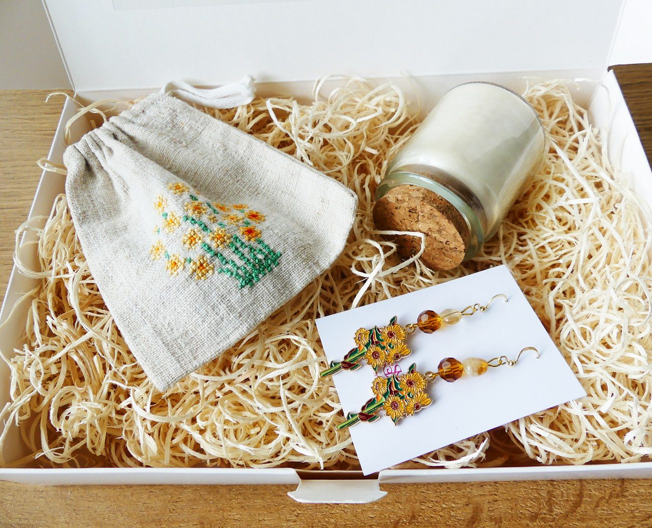 Handmade žltý darčekový box s náušnicami, sviečkou a dekoráciou