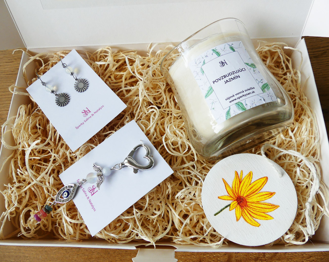 Handmade darčekový box s náušnicami, sviečkou, kľúčenkou a dekoráciou