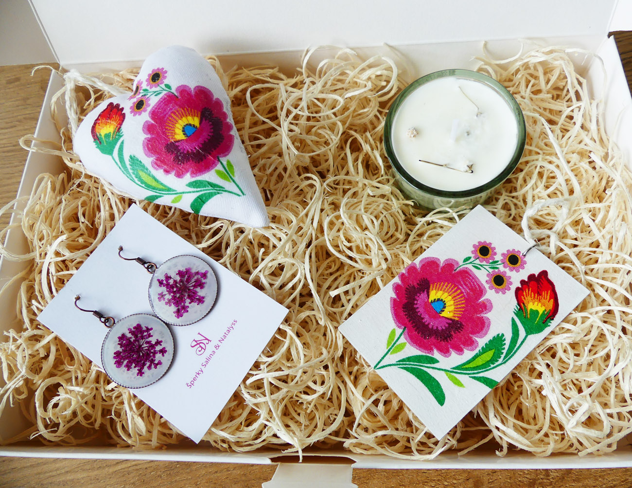 Handmade folklórny darčekový box s náušnicami, sviečkou a dekoráciami