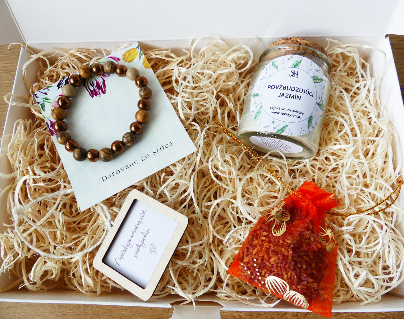 Handmade darčekový box s náramkom, sviečkou a dekoráciami
