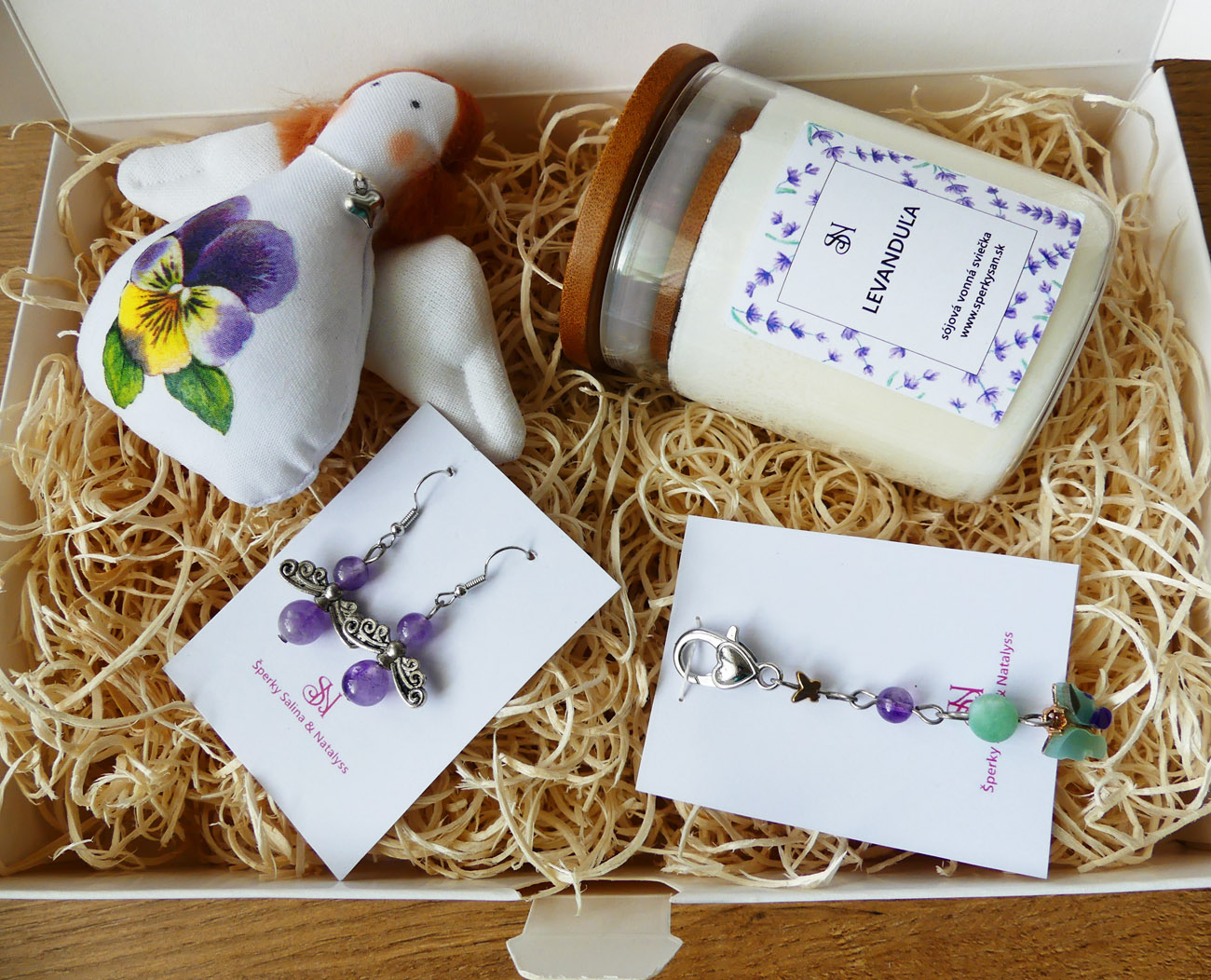 Handmade fialový darčekový box s náušnicami, sviečkou, kľúčenkou a dekoračným anjelom
