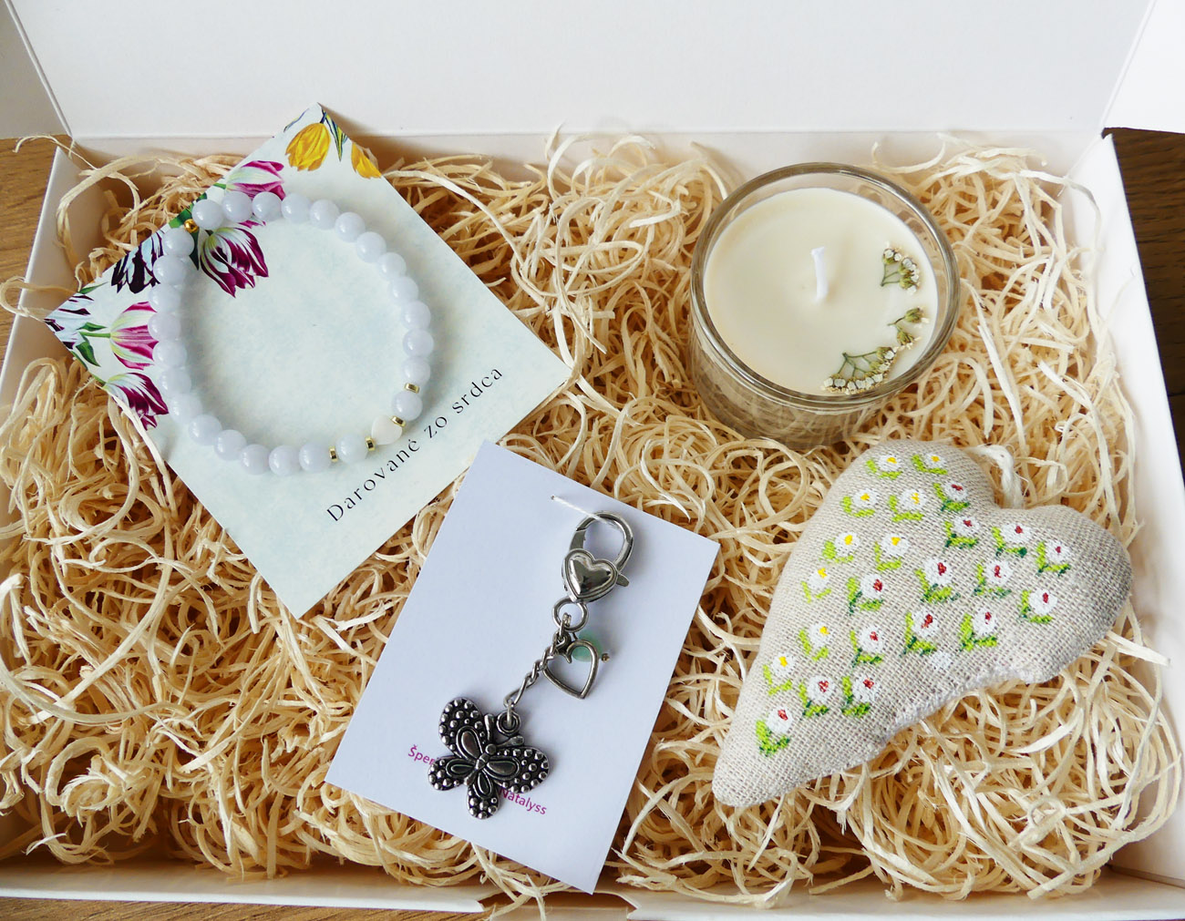Handmade darčekový box s náramkom, sviečkou, kľúčenkou a dekoračným srdiečkom
