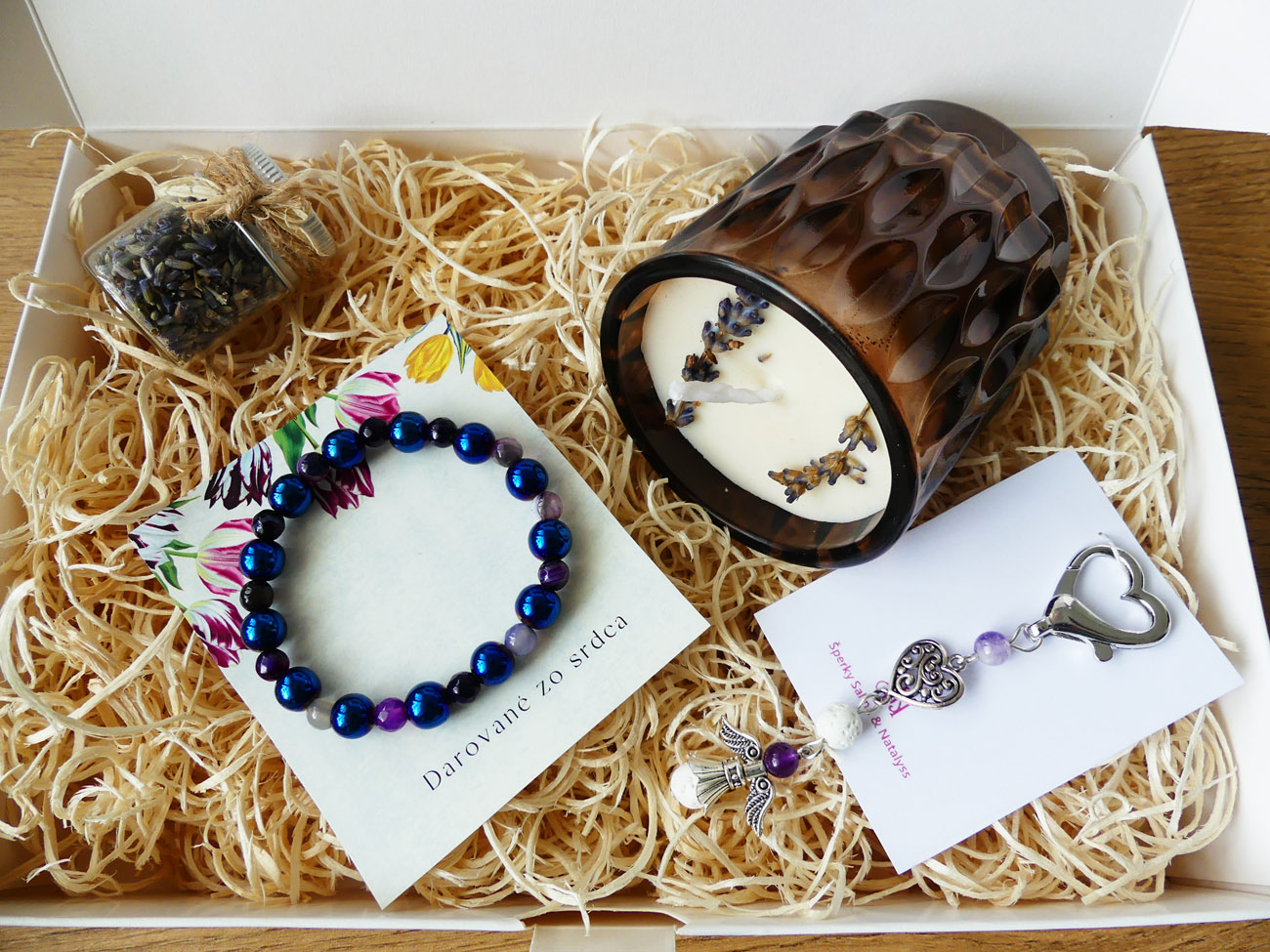 Handmade levanduľový darčekový box s náramkom, sviečkou, kľúčenkou a dekoráciou