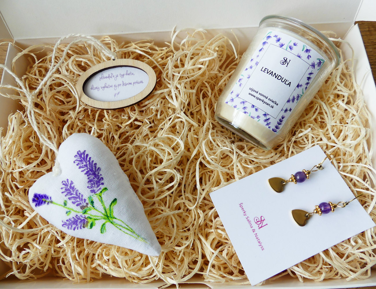 Handmade levanduľový darčekový box s náušnicami, sviečkou a dekoráciami