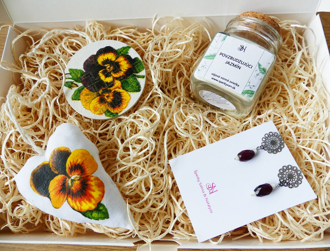 Handmade sirôtkový darčekový box s náušnicami, sviečkou a dekoráciami