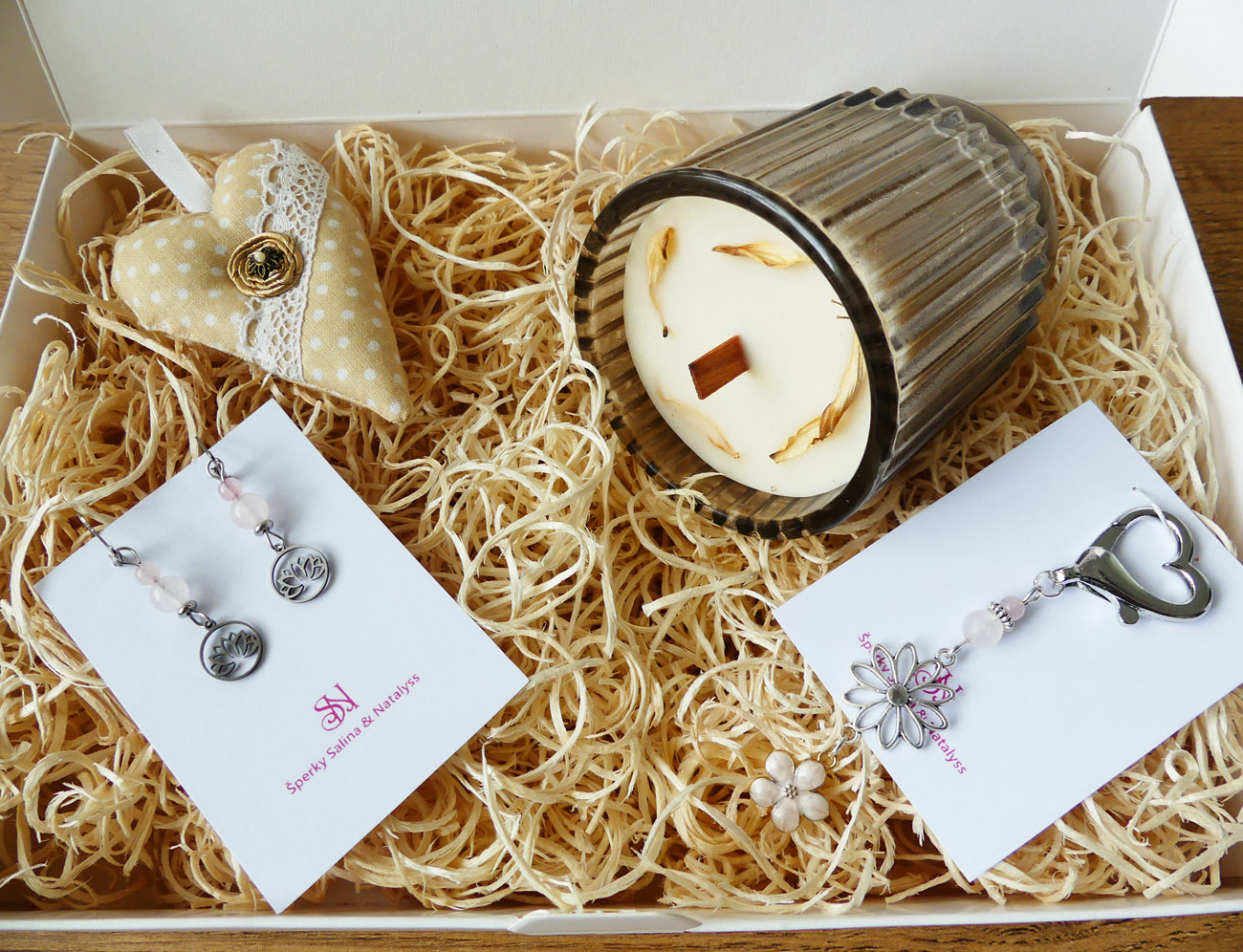 Handmade darčekový box s náušnicami, sviečkou, kľúčenkou a dekoráciou