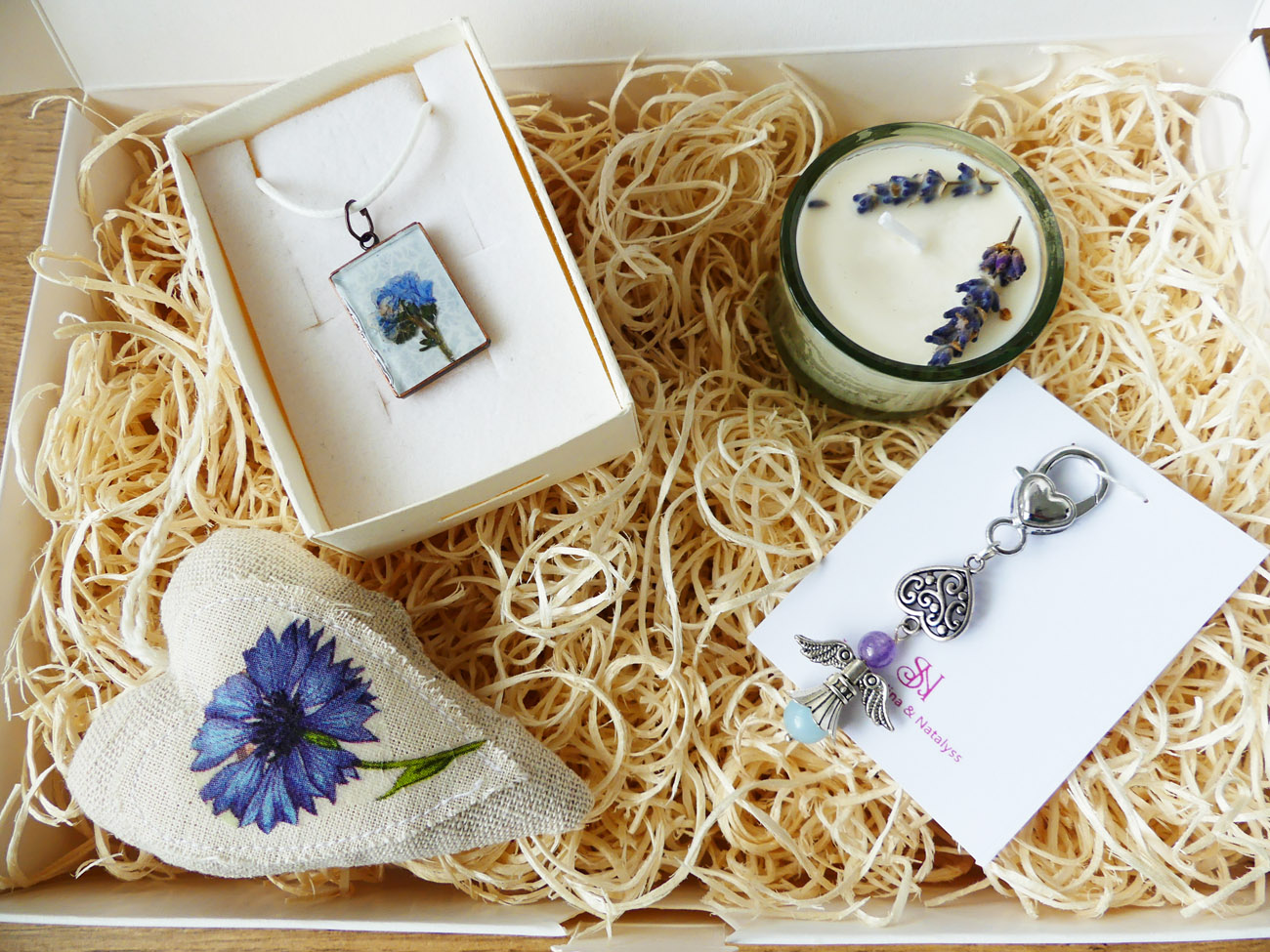 Handmade modrý darčekový box s príveskom, sviečkou, kľúčenkou a dekoráciou