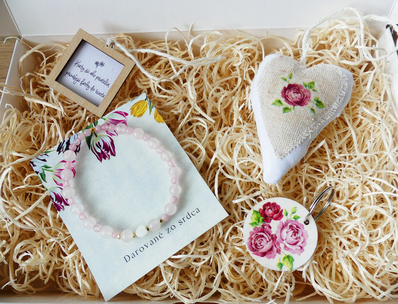 Handmade ružičkový darčekový box s náramkom, kľúčenkou a dekoráciami