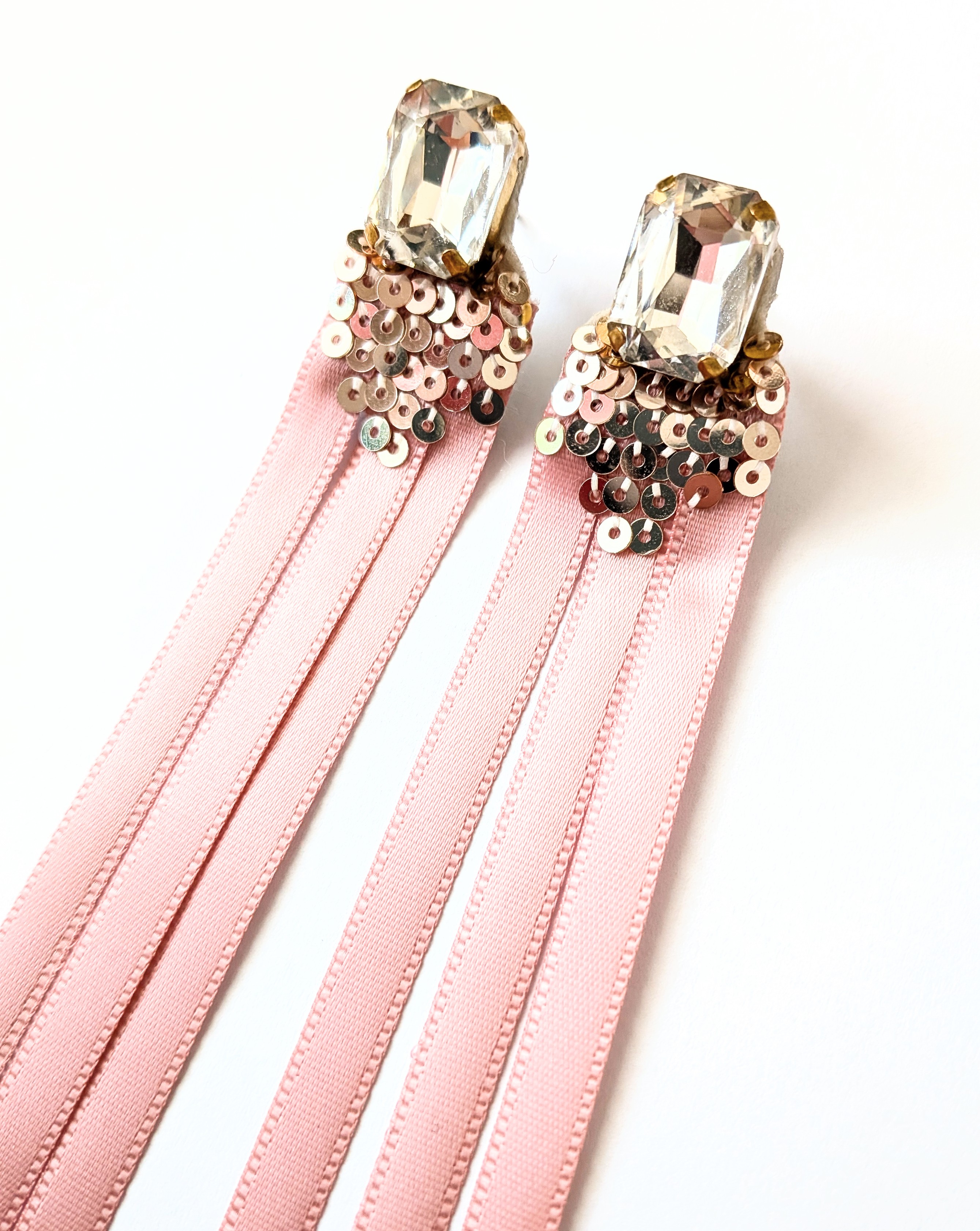 Púdrové štrasové náušnice so stuhou - chirurgická oceľ