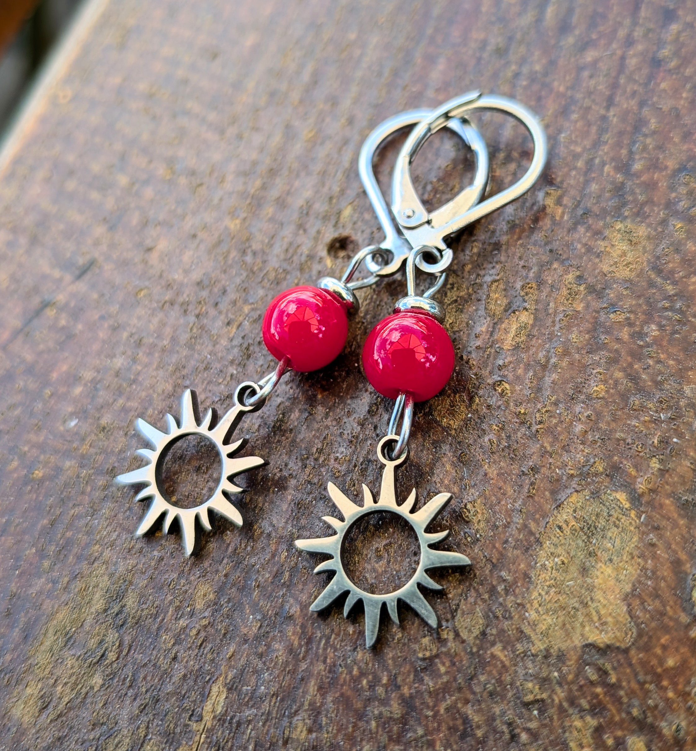 Handmade náušnice strieborné slnká s liečivým kameňom koralom - chirurgická oceľ