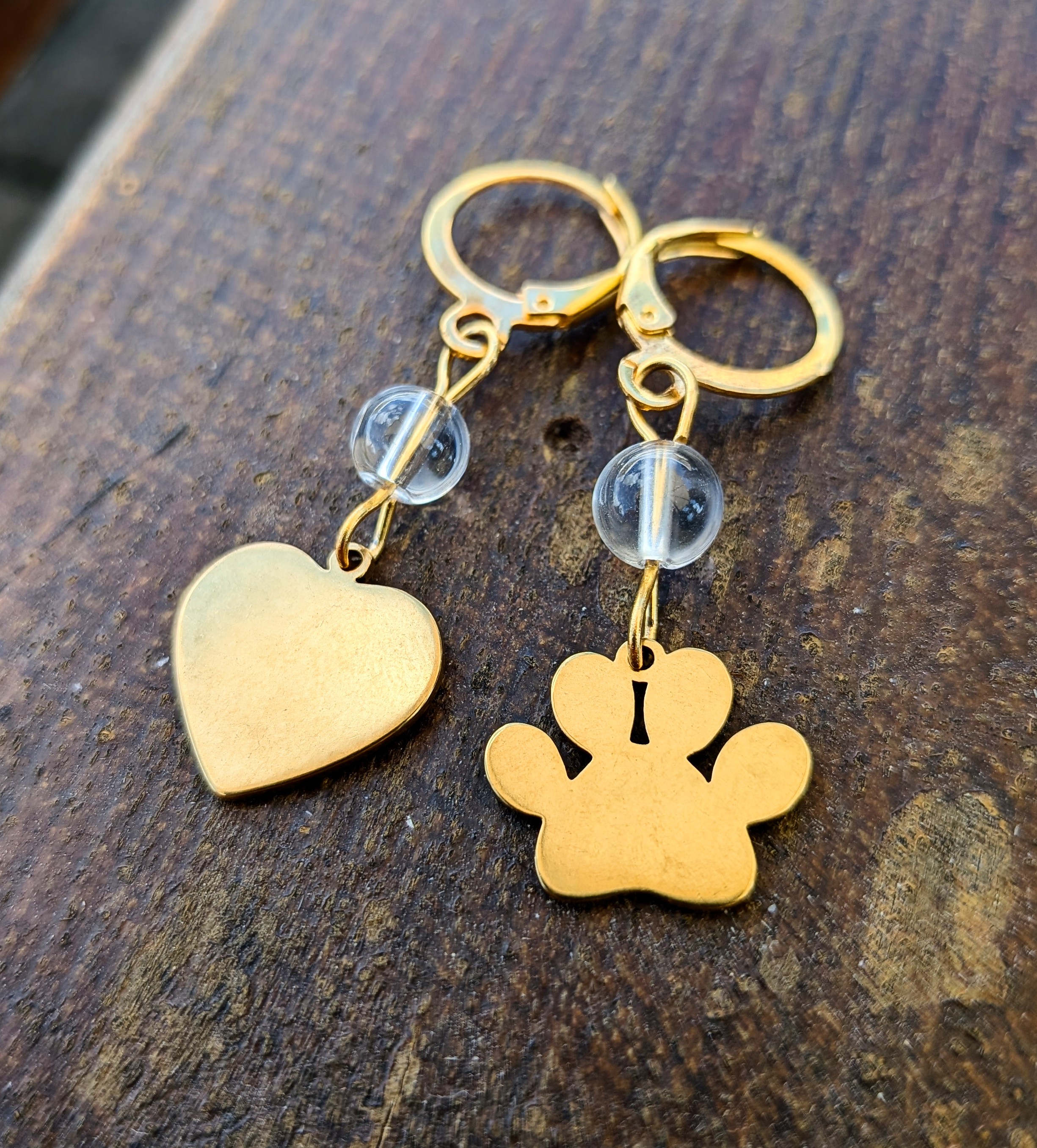 Handmade náušnice labka a srdce s liečivým kameňom krištálom - chirurgická oceľ