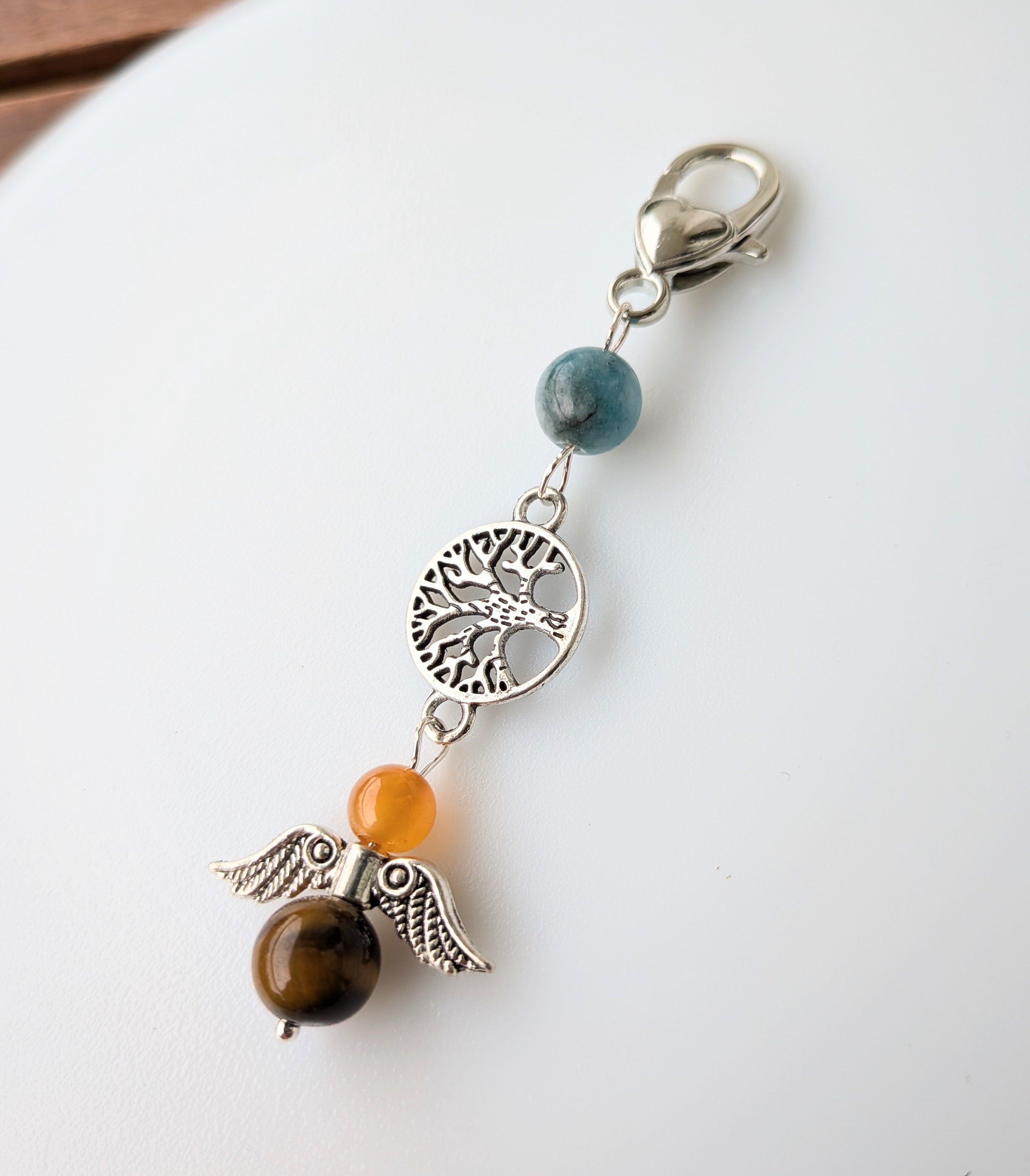 Handmade kľúčenka/prívesok s anjelom a liečivými kameňmi tigrím okom, karneolom a sodalitom