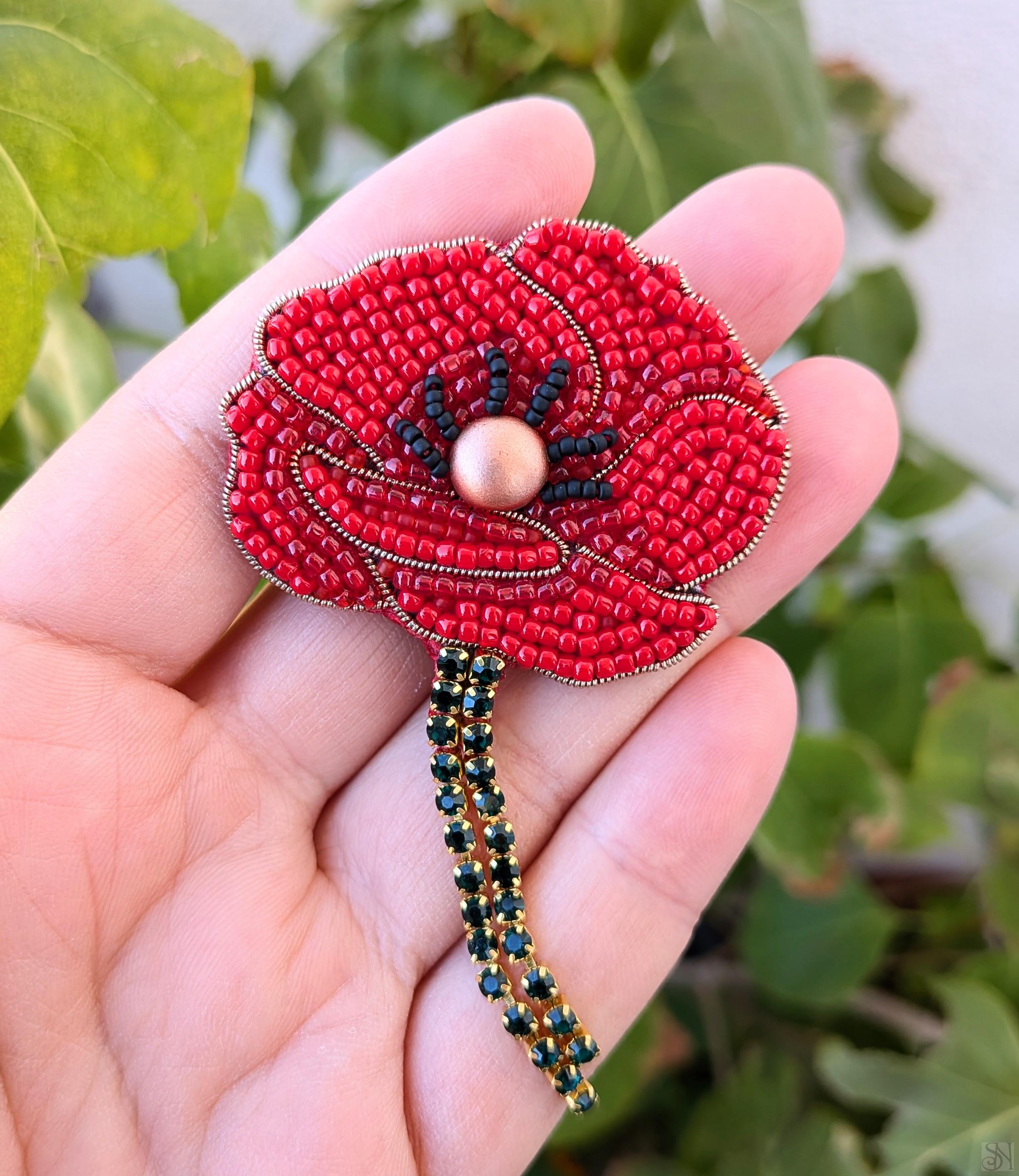 Handmade šitá korálková brošňa divý mak