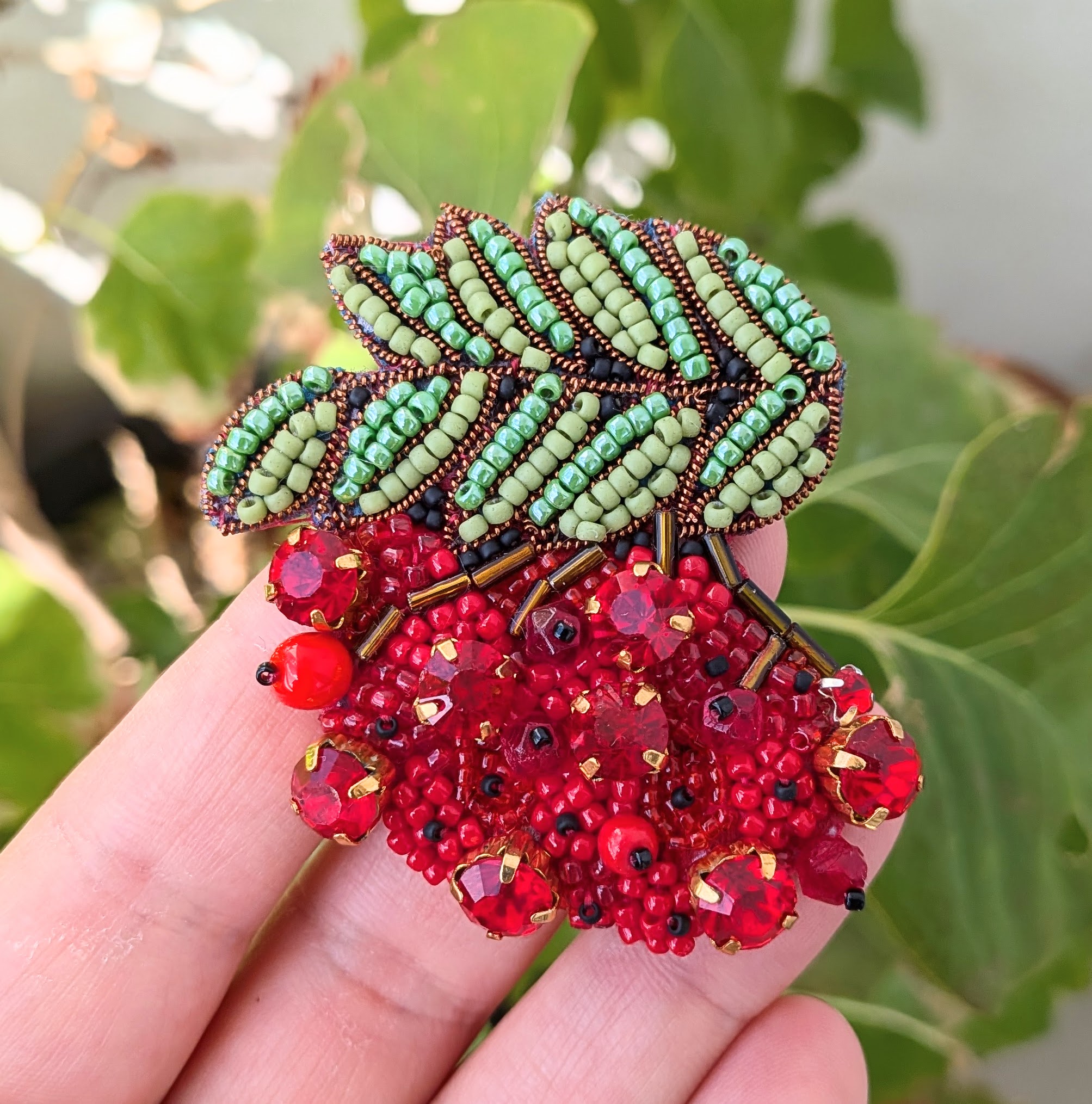 Handmade šitá korálková brošňa jarabina