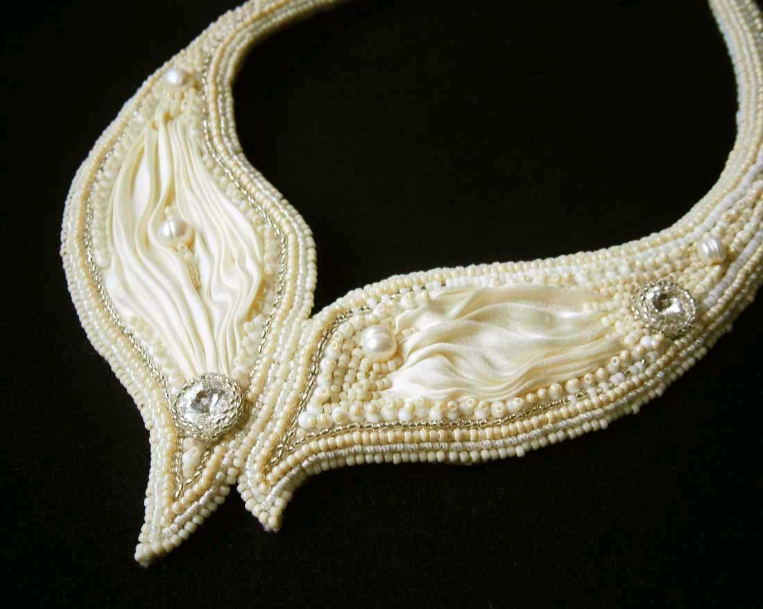 Luxusný béžový šitý nárhdelník so Swarovski krištálmi a perlami