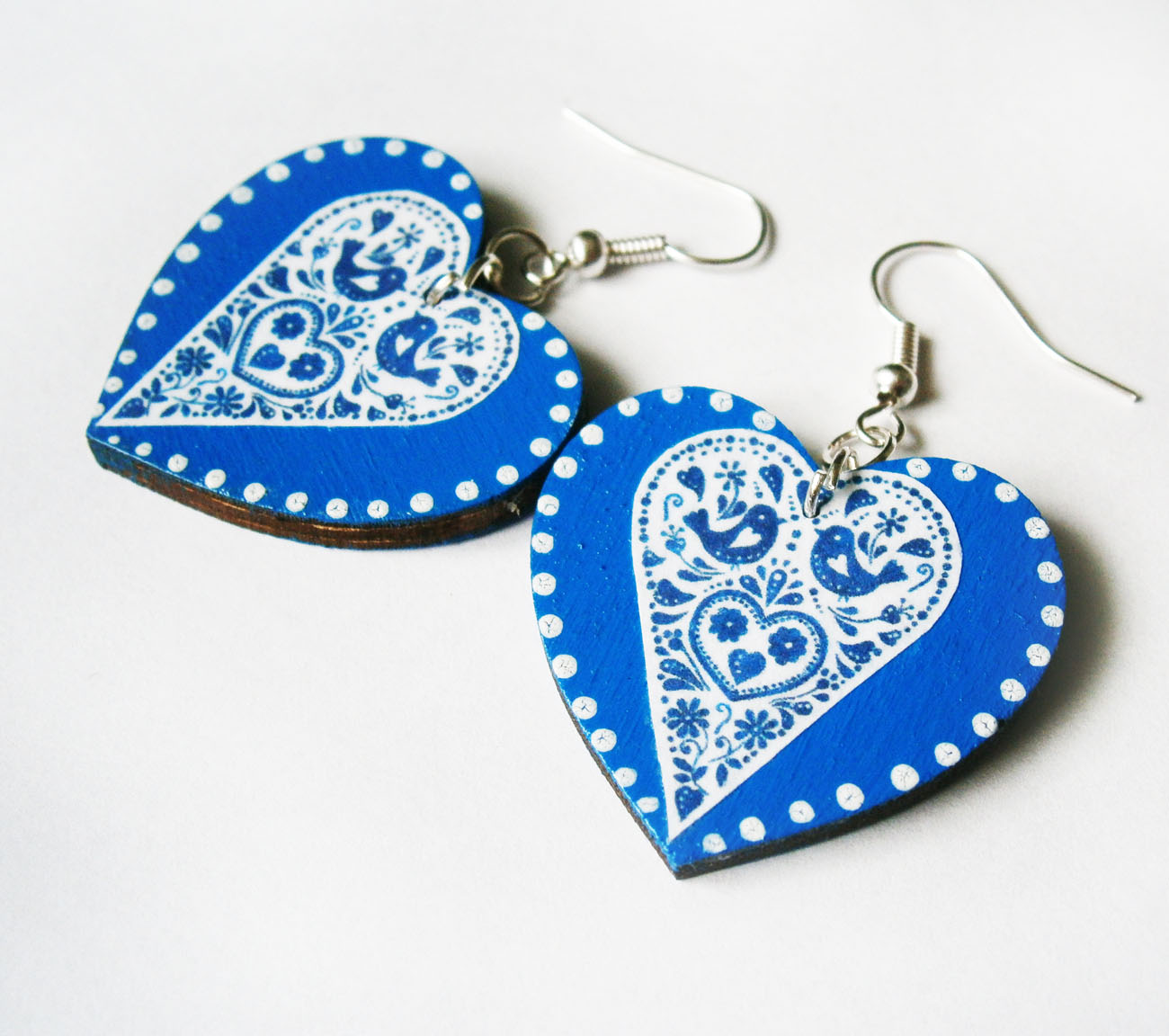 Modré folklórne srdcové náušnice s bodkami
