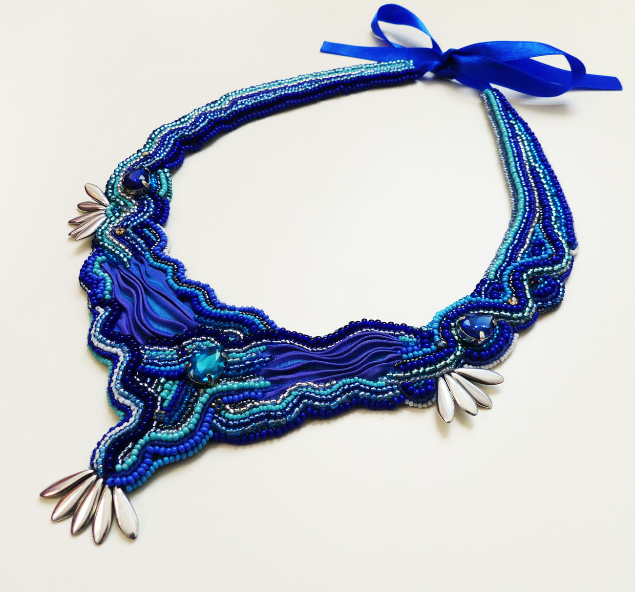 Luxusný modrý šitý náhrdelník s krištálmi - VLNOBITIE 