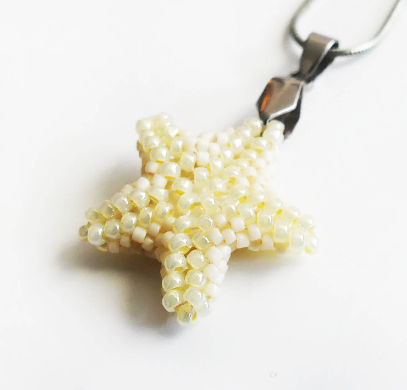 Béžový prívesok - hviezdica šitá z korálok (chirurgická oceľ)