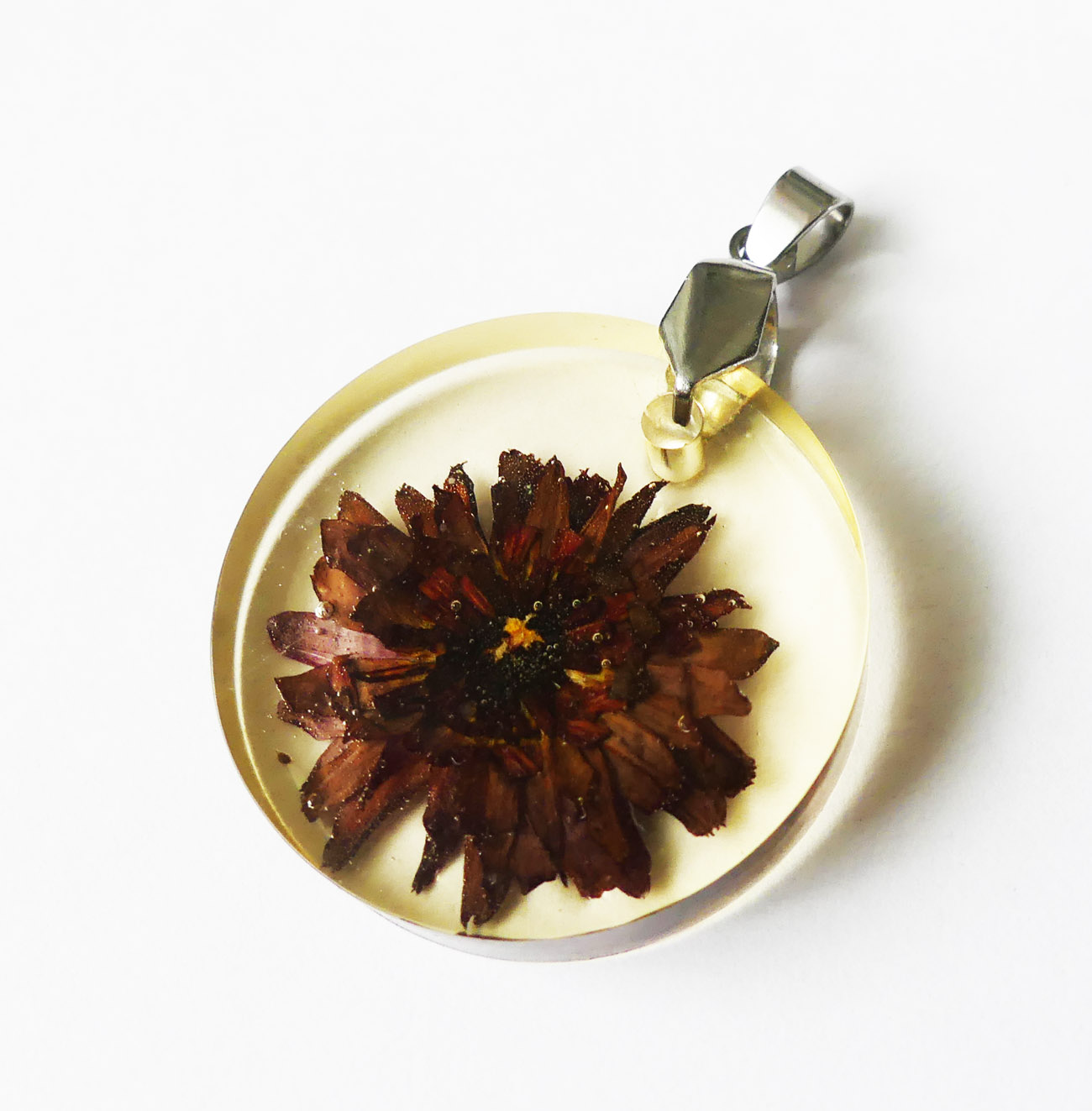 Kruhový živicový prívesok s bordovým kvetom - chirurgická oceľ