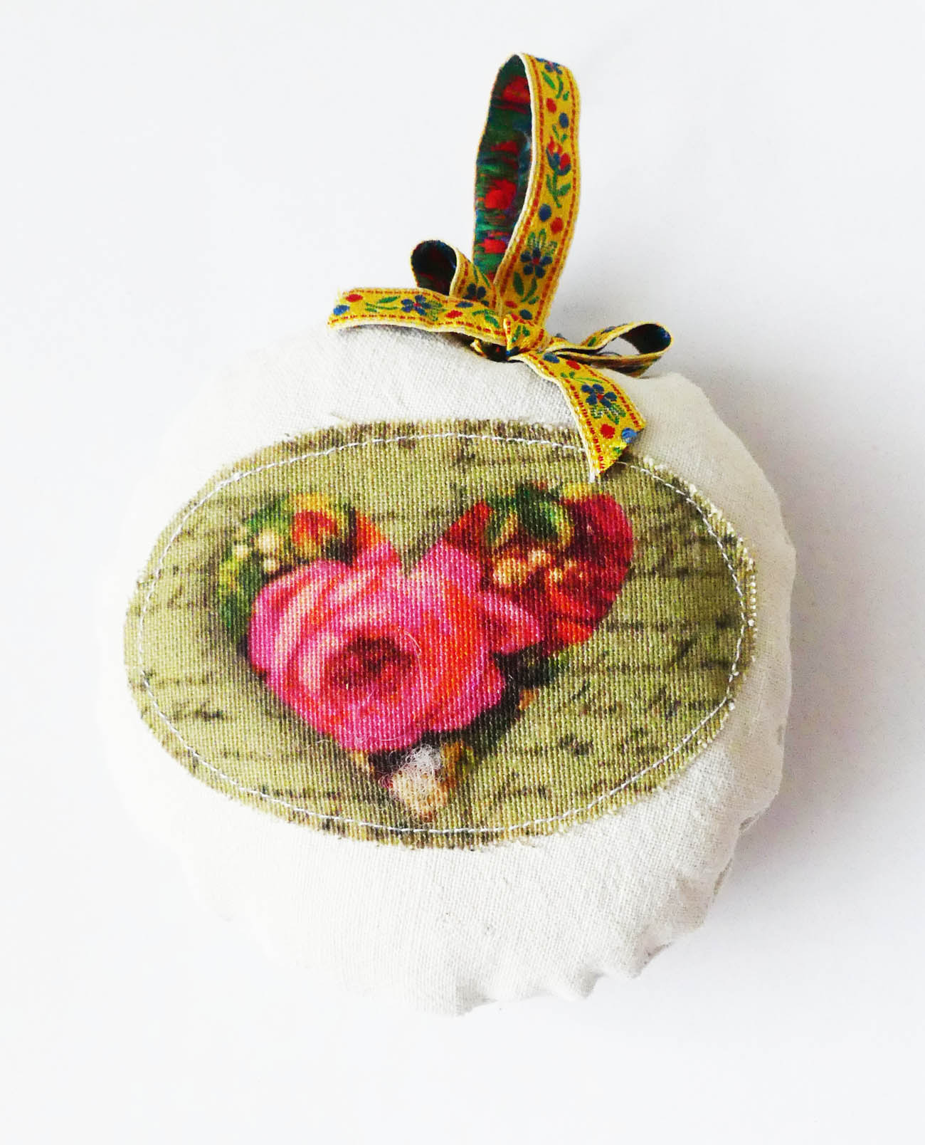 Voňavá ozdoba so srdiečkom plnená levnaduľou- šitá handmade dekorácia