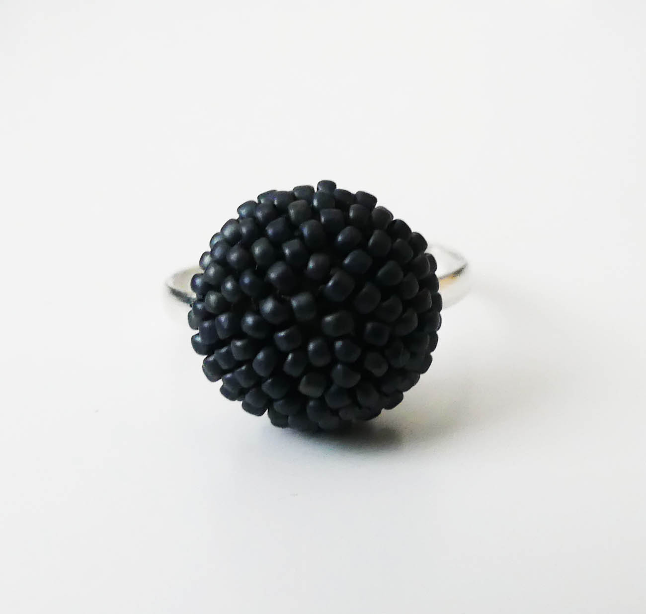Handmade tmavosivý prsteň z obšívanej korálky