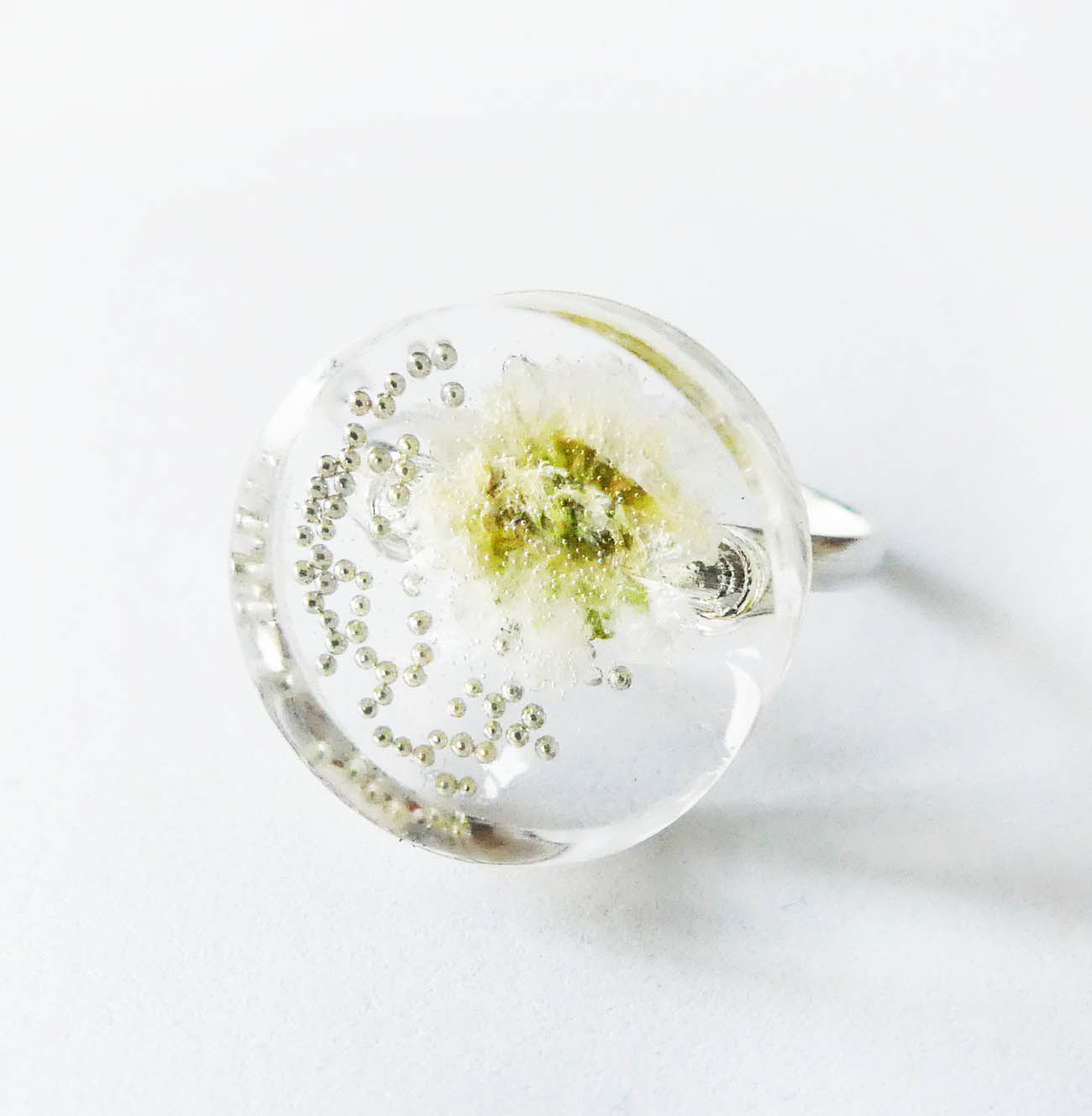 Handmade živicový kruhový prsteň s bielym kvetom