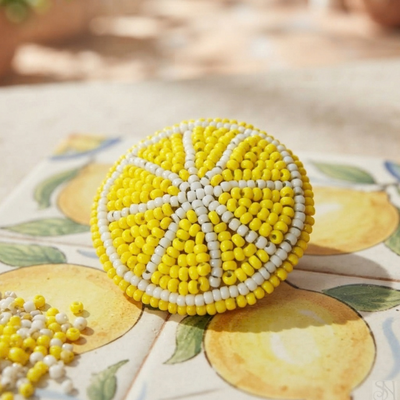 Handmade šitá korálková brošňa citrón