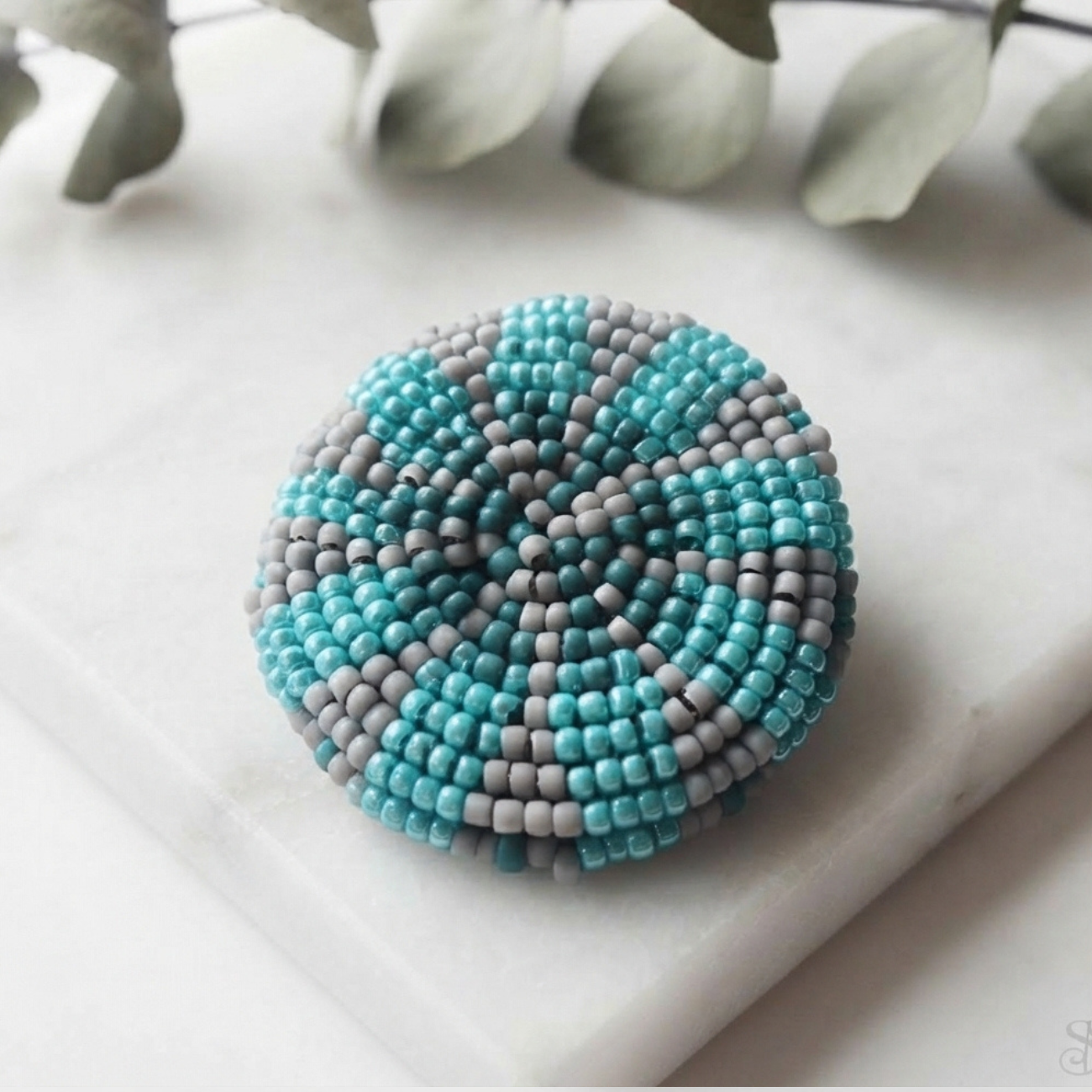 Handmade šitá korálková brošňa - tyrkysová mandala
