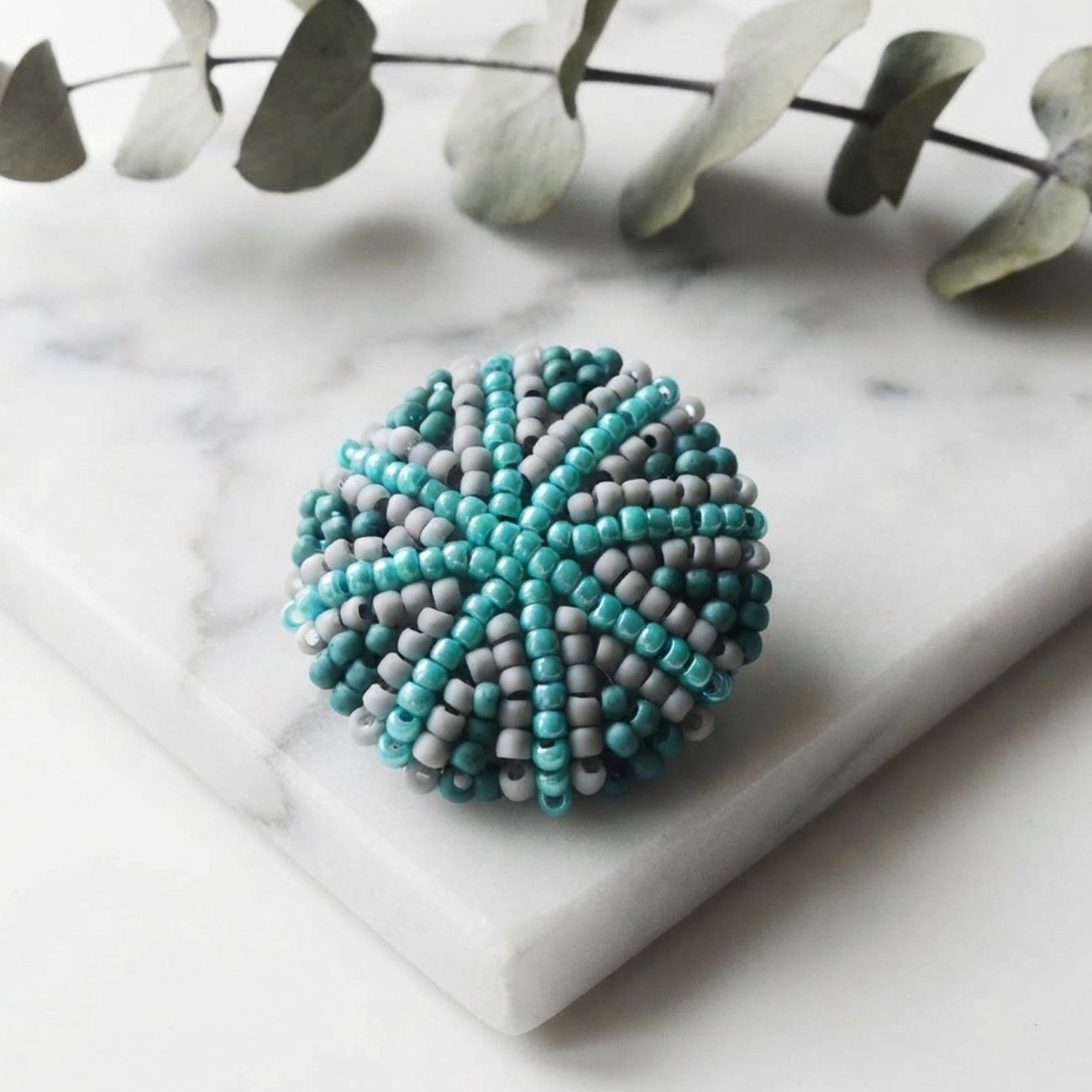 Handmade šitá korálková brošňa - tyrkysová menšia mandala