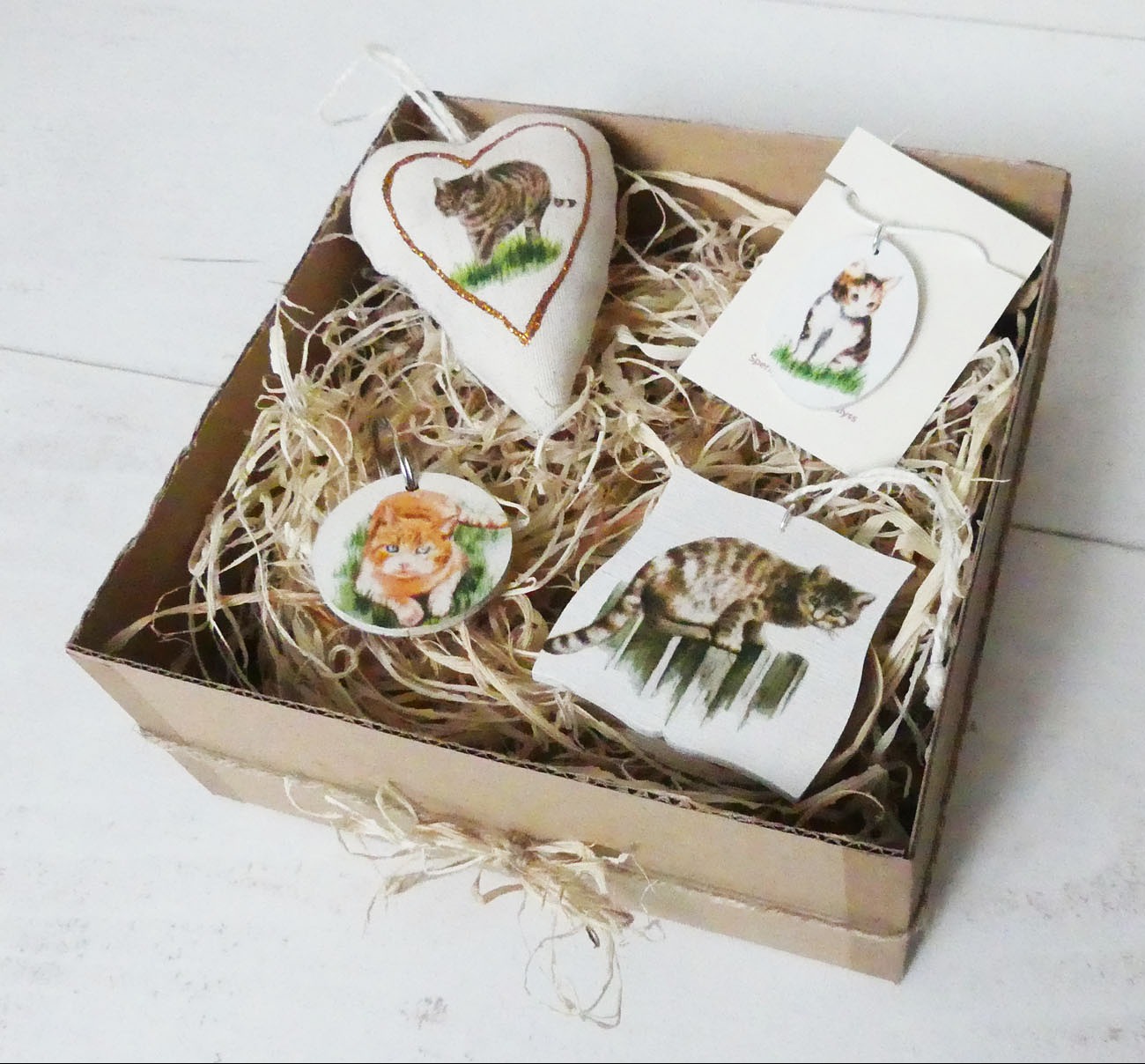 Handmade darčekový box pre milovníčky mačiek s príveskom, kľúčenkou a dekoráciou