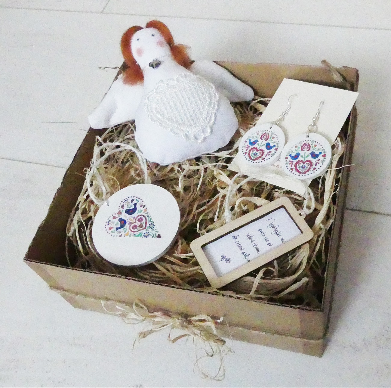 Folklórny darčekový box s anjelikom, folklórnymi náušnicami a dekoráciami