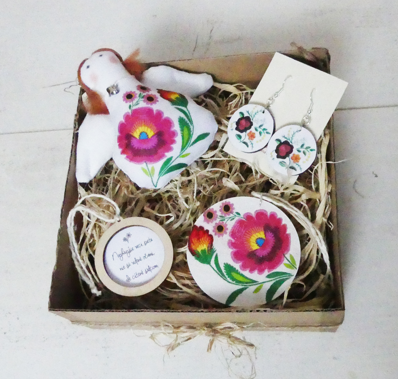 Farebný folklórny darčekový box s anjelikom, náušnicami a dekoráciami