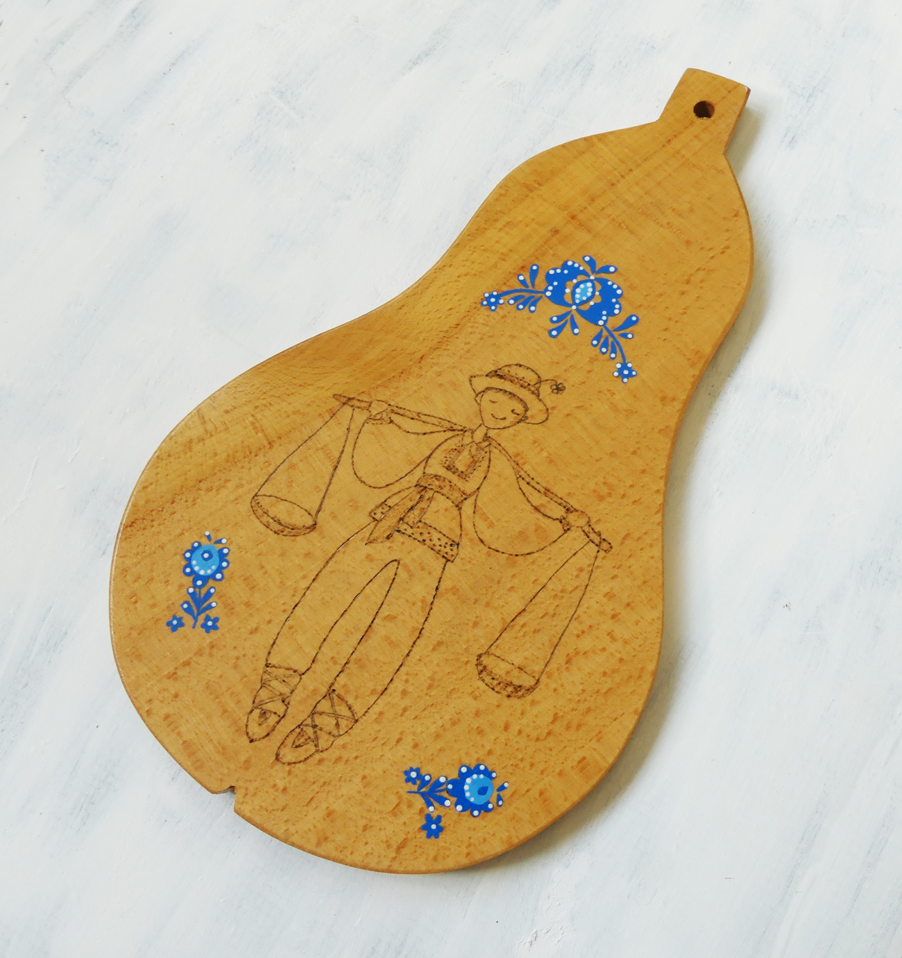 Folklórny dekoračný lopárik na zavesenie v tvare hrušky 