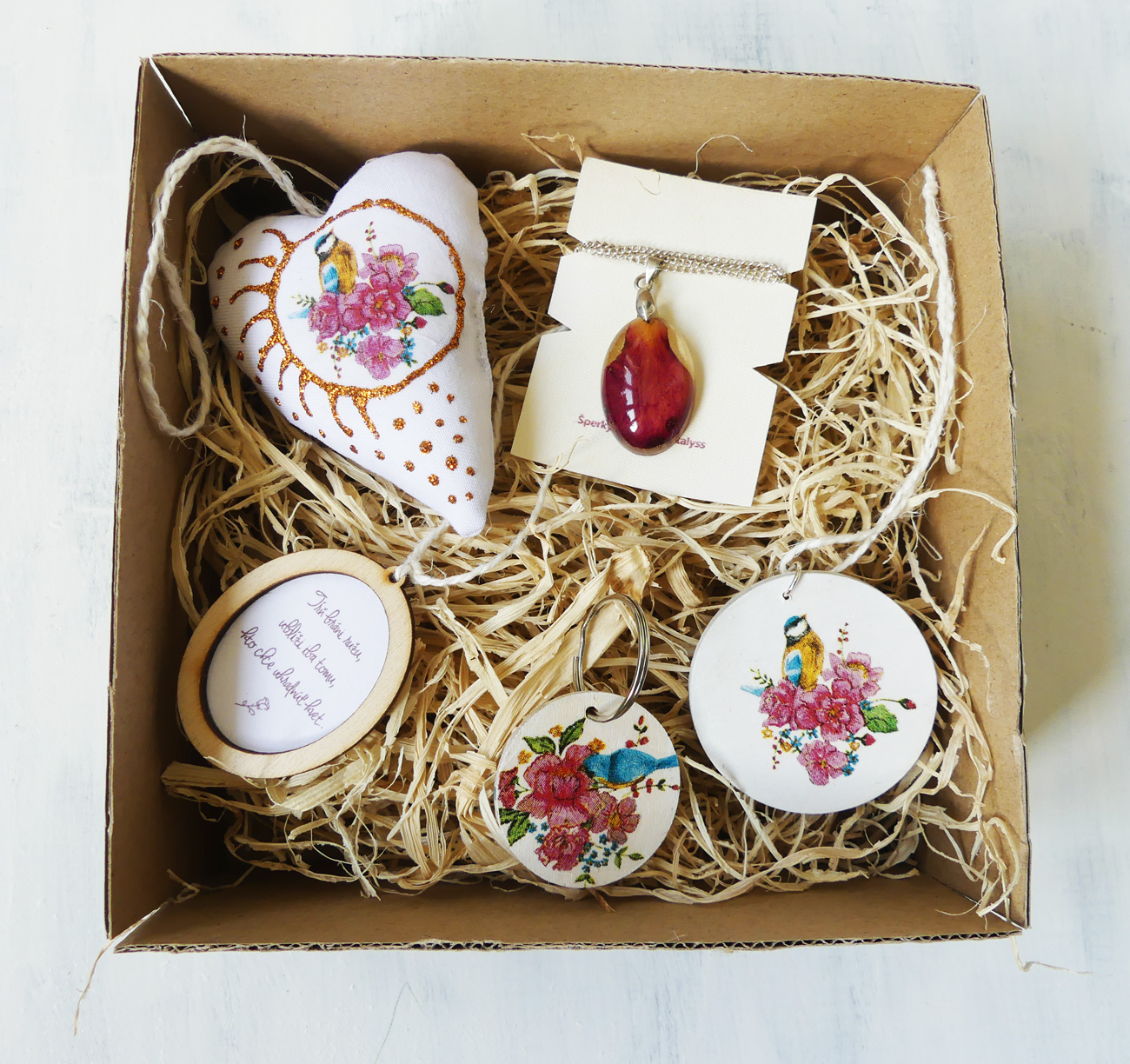 Ružový darčekový box pre ženu s príveskom, kľúčenkou a dekoráciami