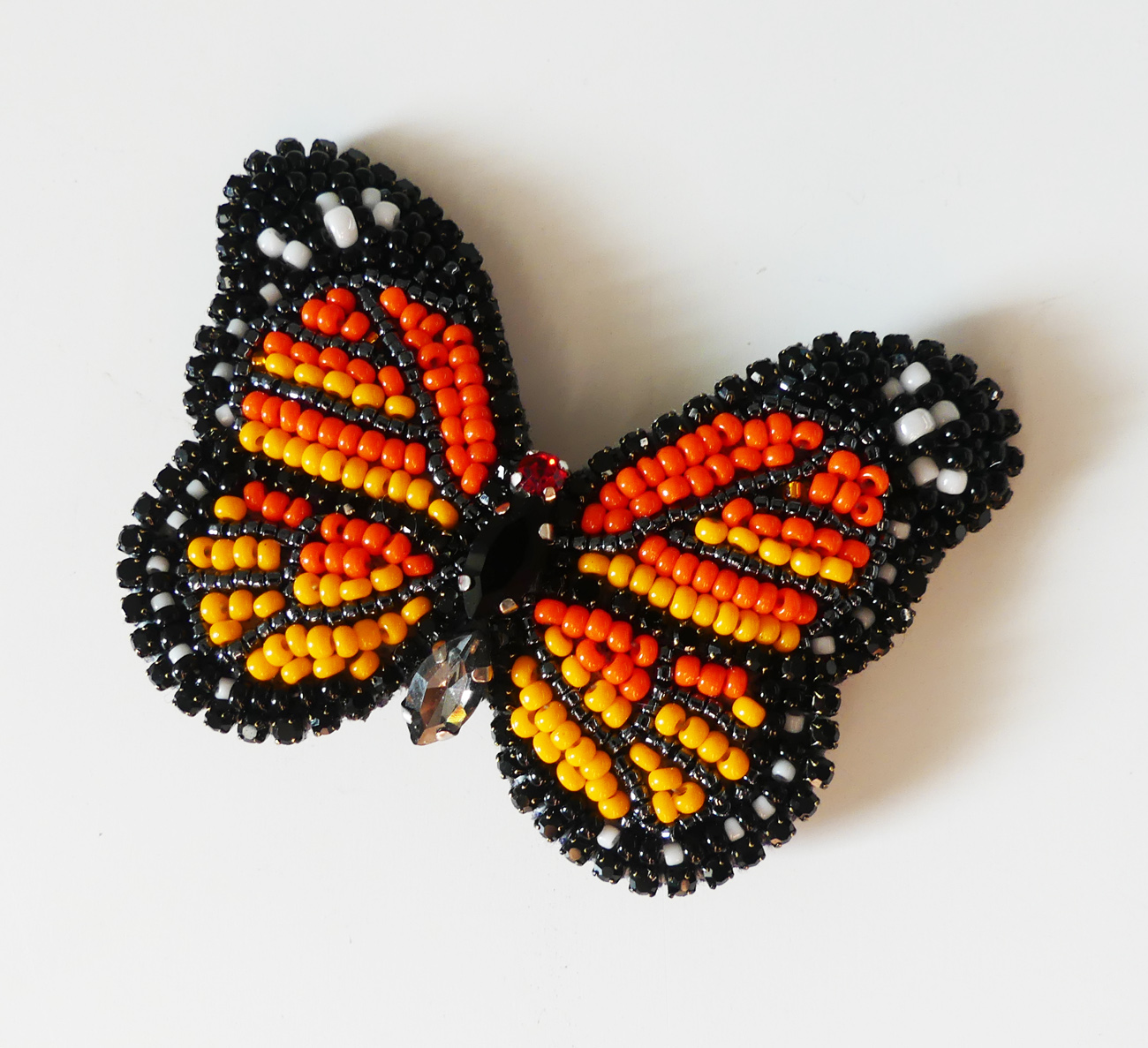 Handmade šitá korálková brošňa motýľ monarch