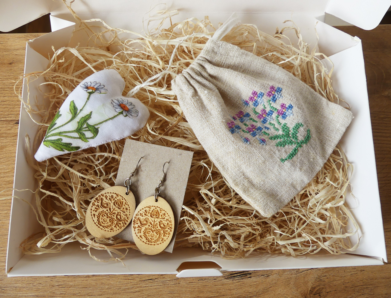 Darčekový box s folklórnymi náušnicami a dekoráciami