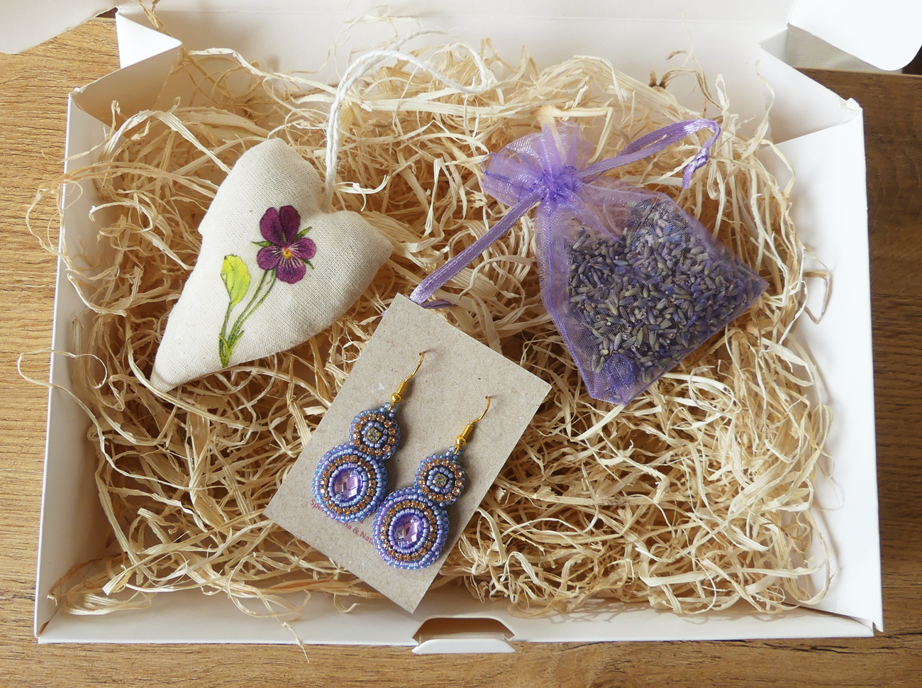 Levanduľový darčekový box pre ženy s elegantnými náušnicami a dekoráciami