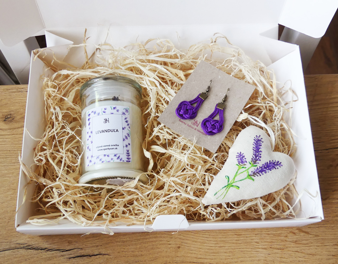 Fialový levanduľový darčekový box pre ženy s náušnicami, sviečkou a dekoráciou