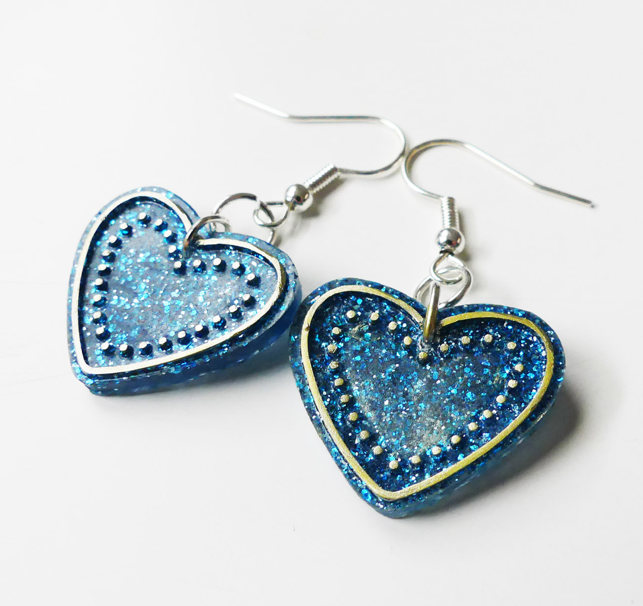 Srdcové náušnice zo živice s modrými trblietkami