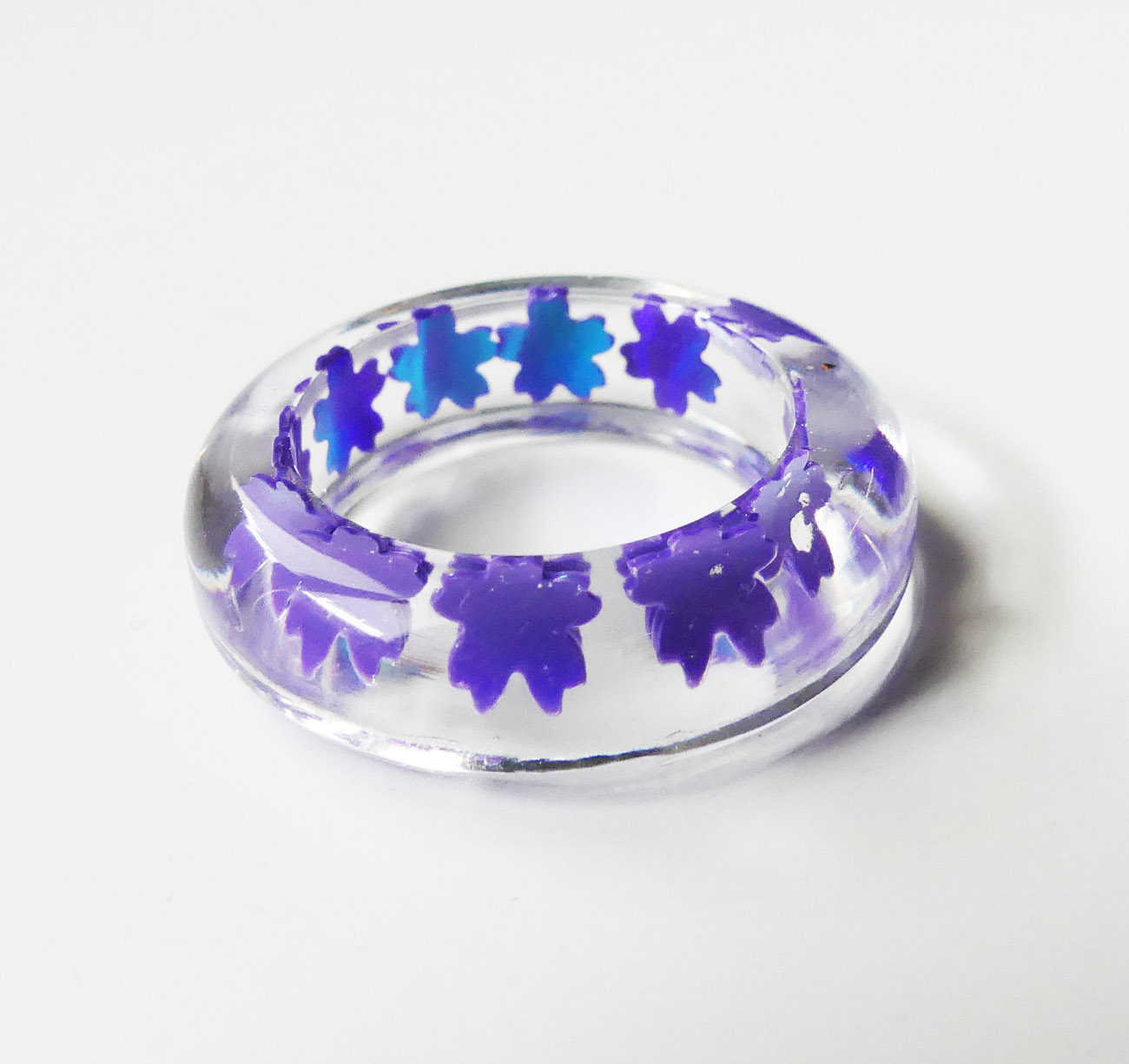 Živicový prsteň s fialovými kvetinovými flitrami