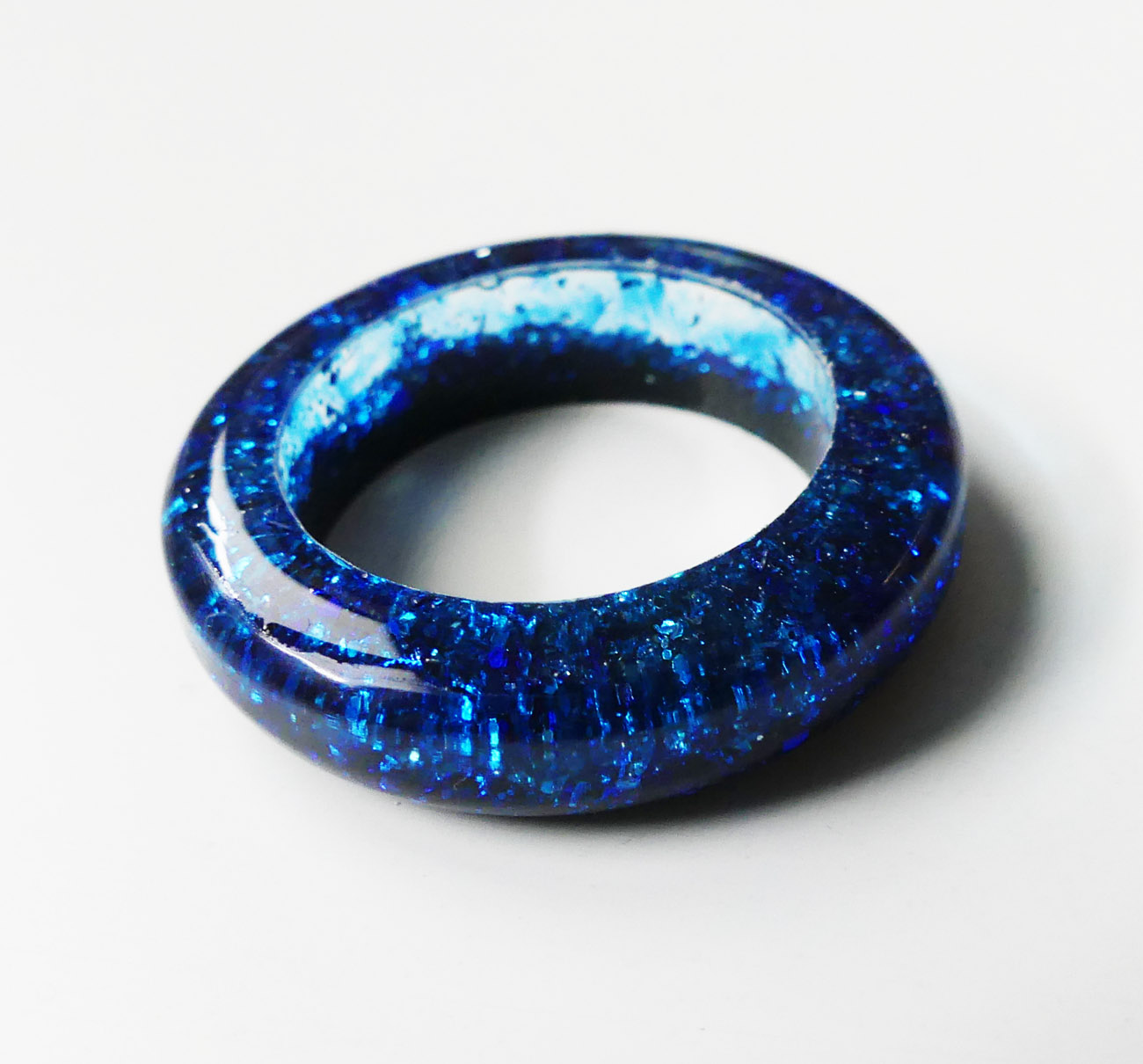 Živicový prsteň s modrými a čiernymi trblietkami