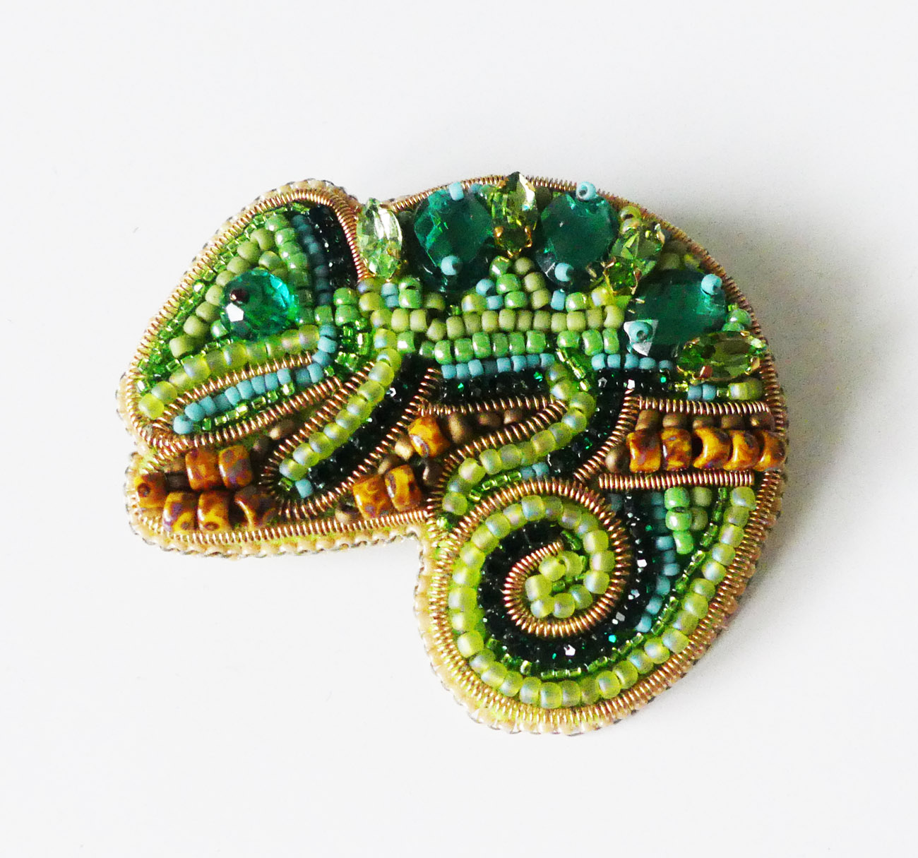 Handmade šitá korálková brošňa chameleón