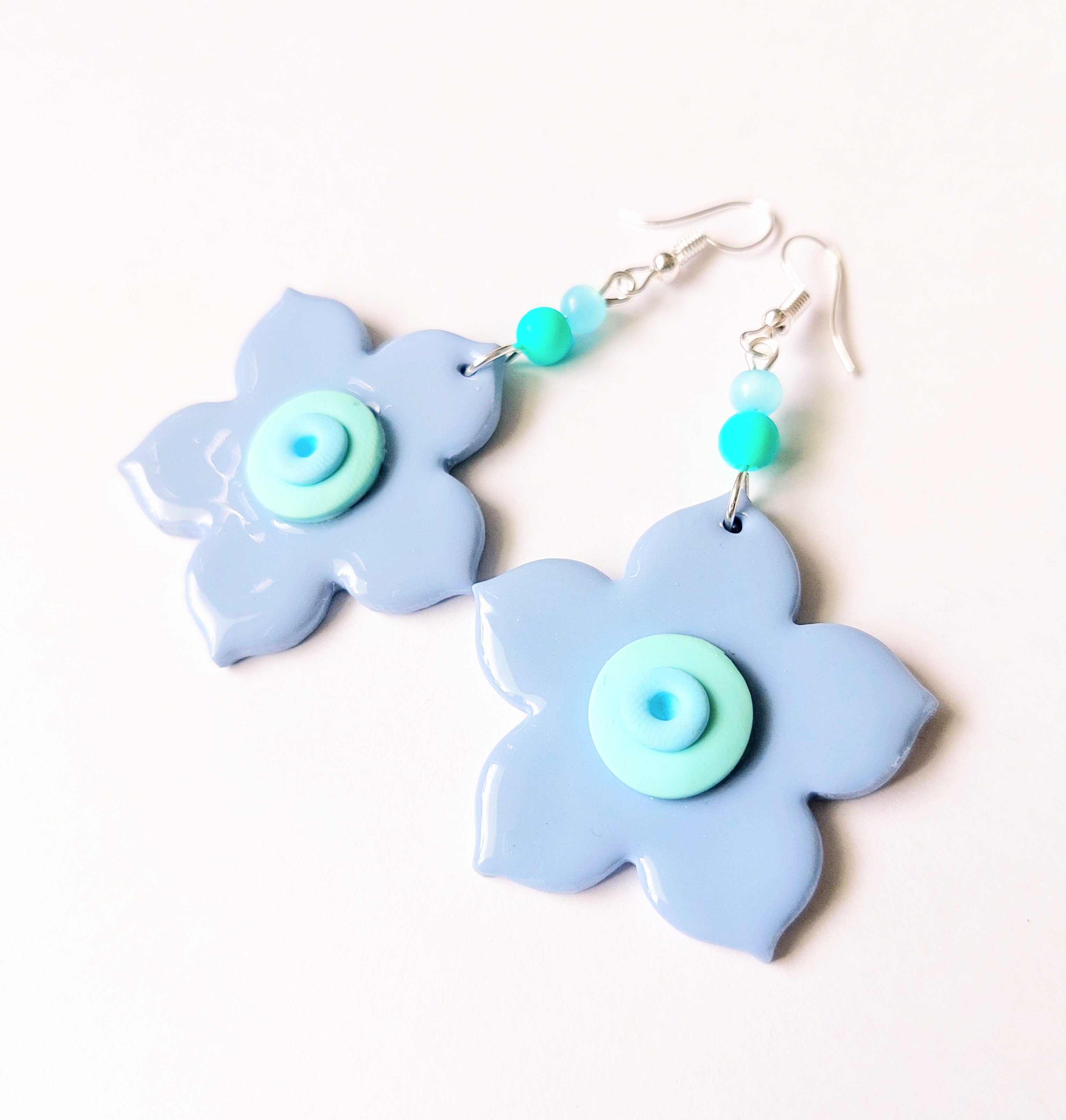 Visiace handmade náušnice pastelovo modré kvety
