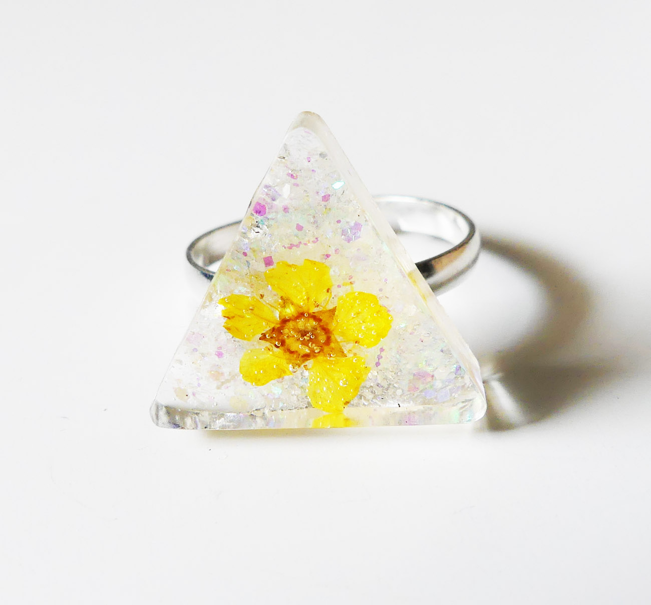 Handmade živicový trojuholníkový prsteň so žltým kvetom a trblietkami 