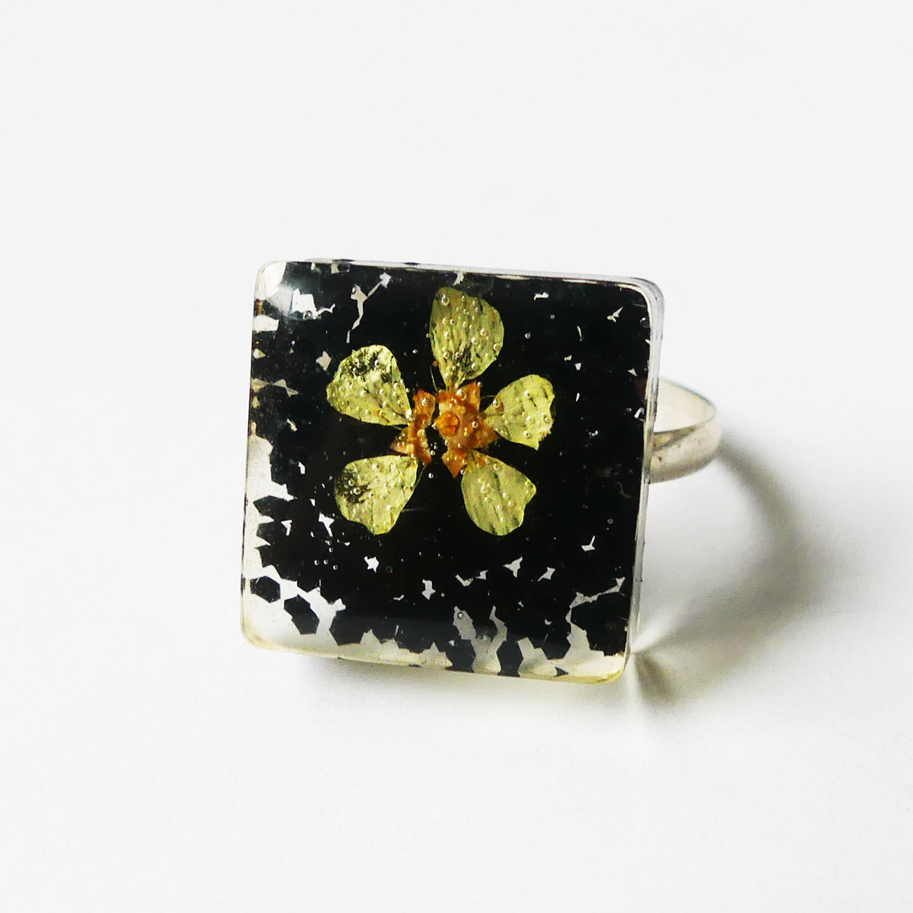Handmade živicový štvorcový prsteň s bielym kvetom a trblietkami